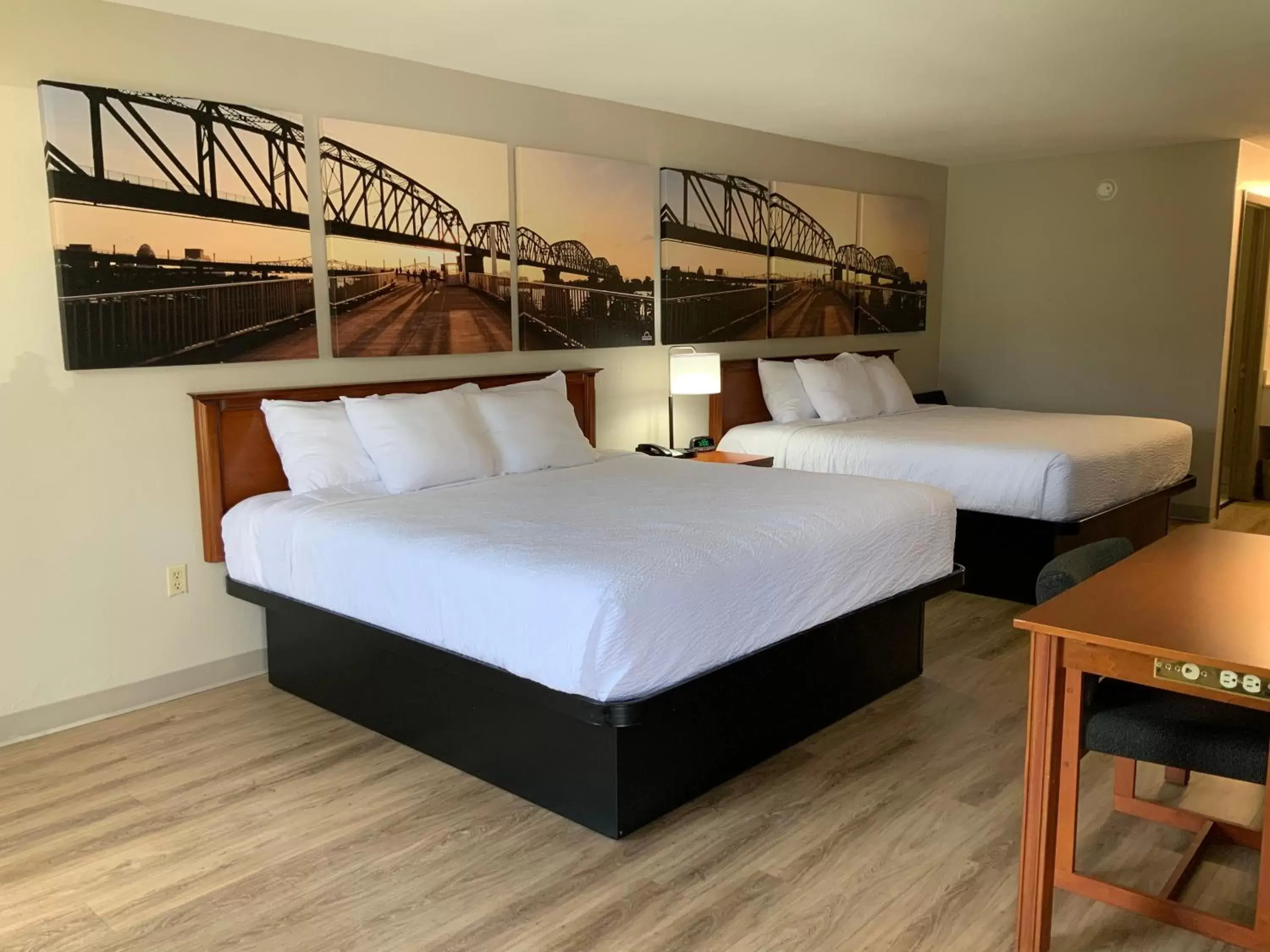 Bed in Days Inn by Wyndham Lake City I-10