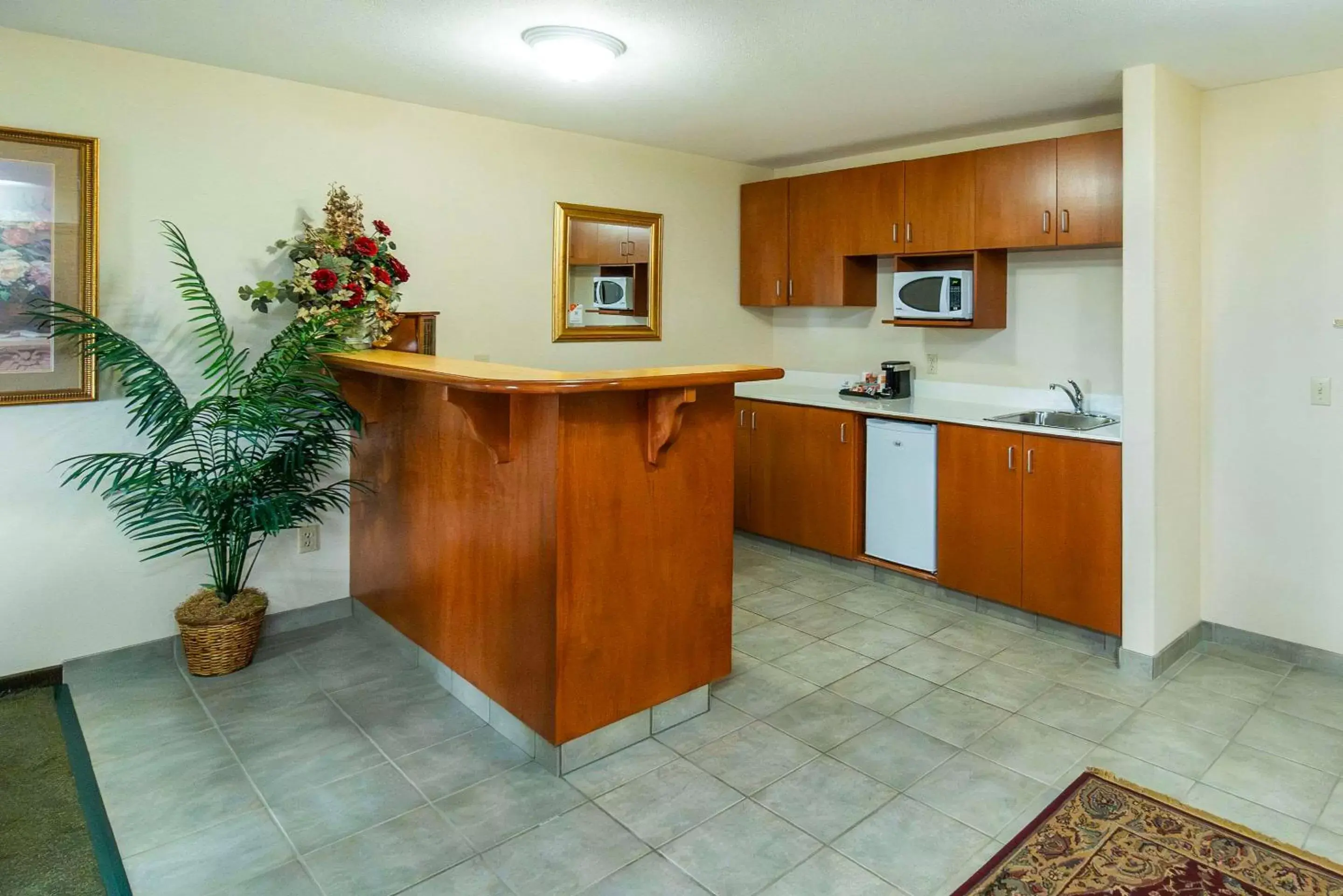 Bedroom, Kitchen/Kitchenette in Comfort Inn & Suites Salmon Arm