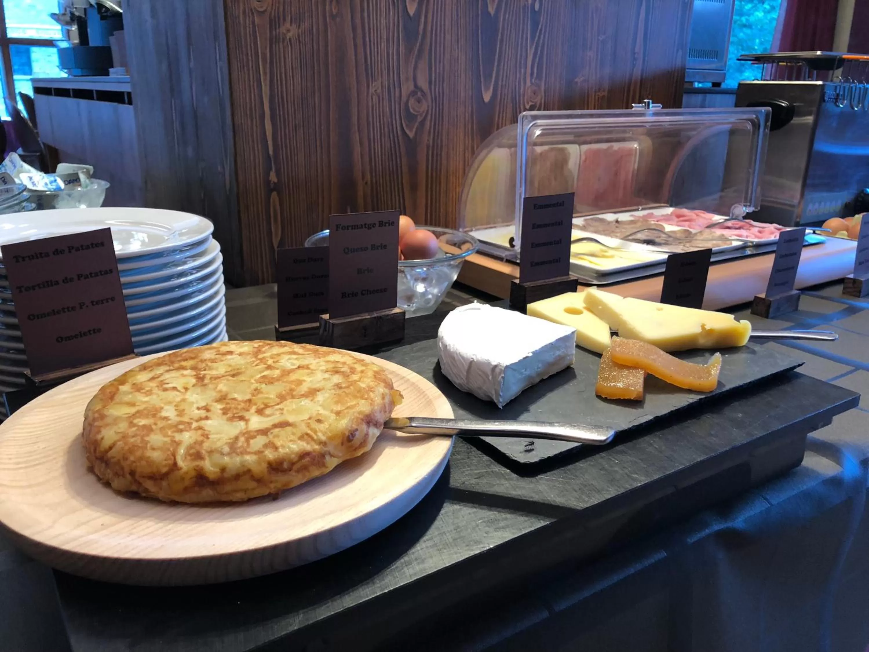 Buffet breakfast in Hotel L’Ermita B&B