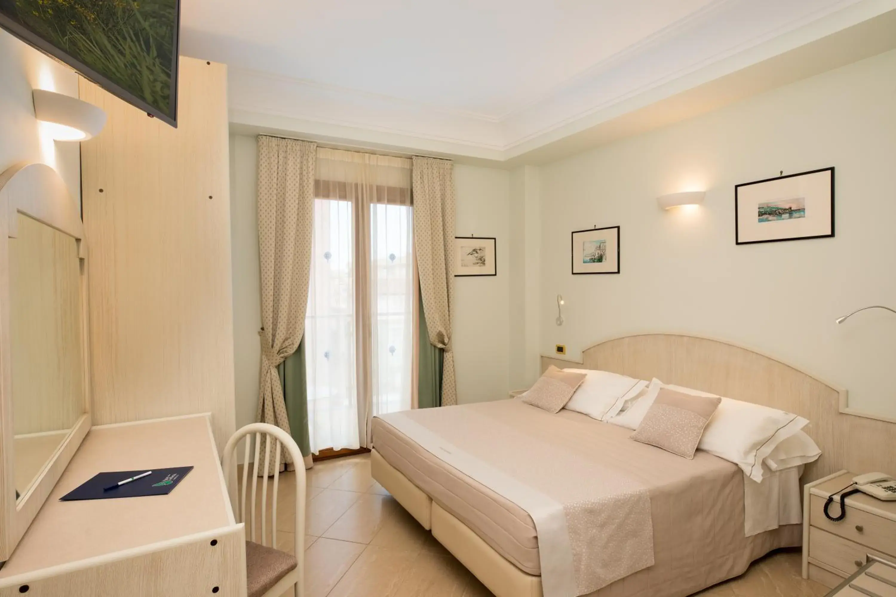 Photo of the whole room, Bed in Comfort Hotel Gardenia Sorrento Coast