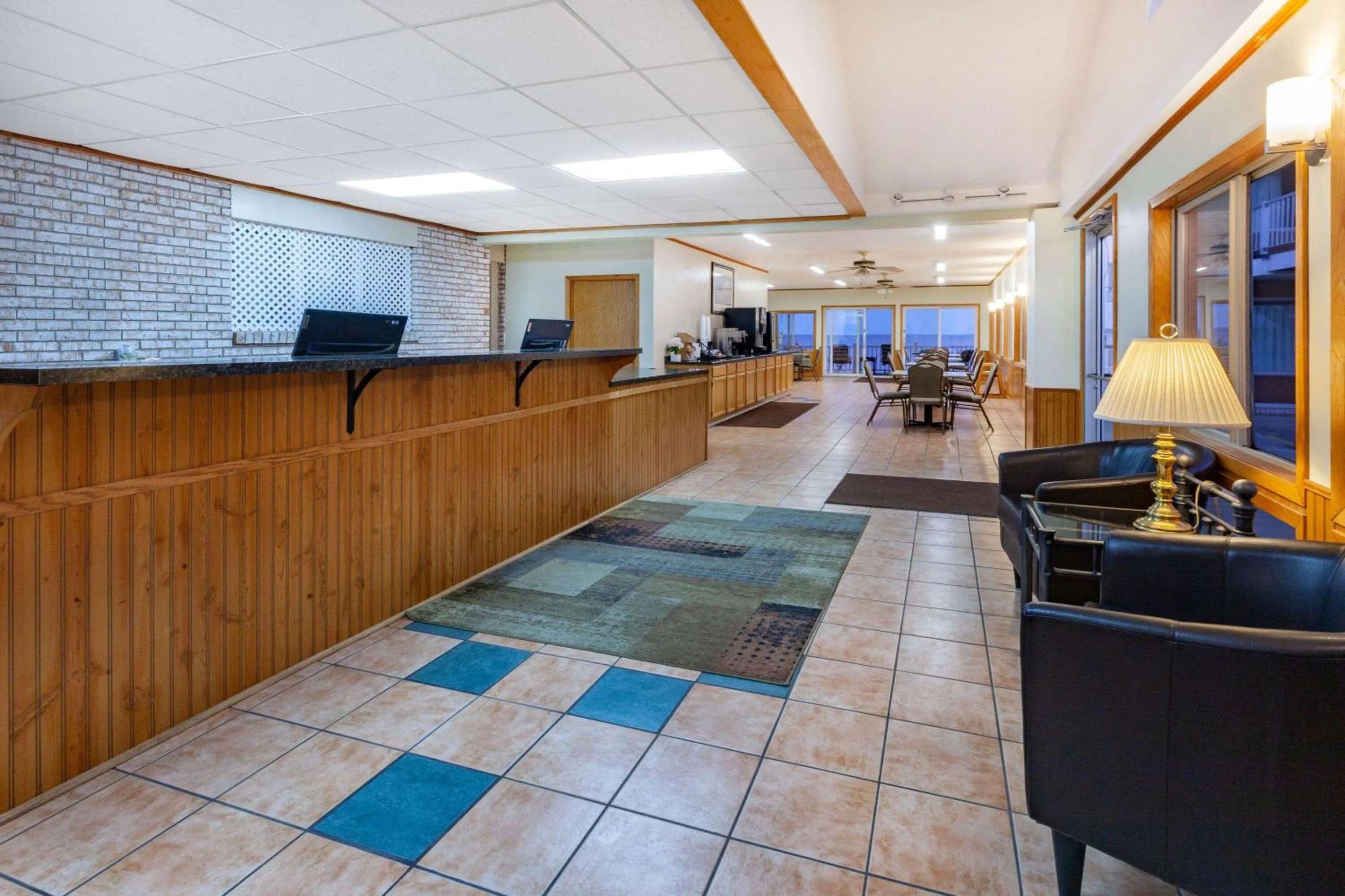 Lobby or reception in Days Inn & Suites by Wyndham St. Ignace Lakefront