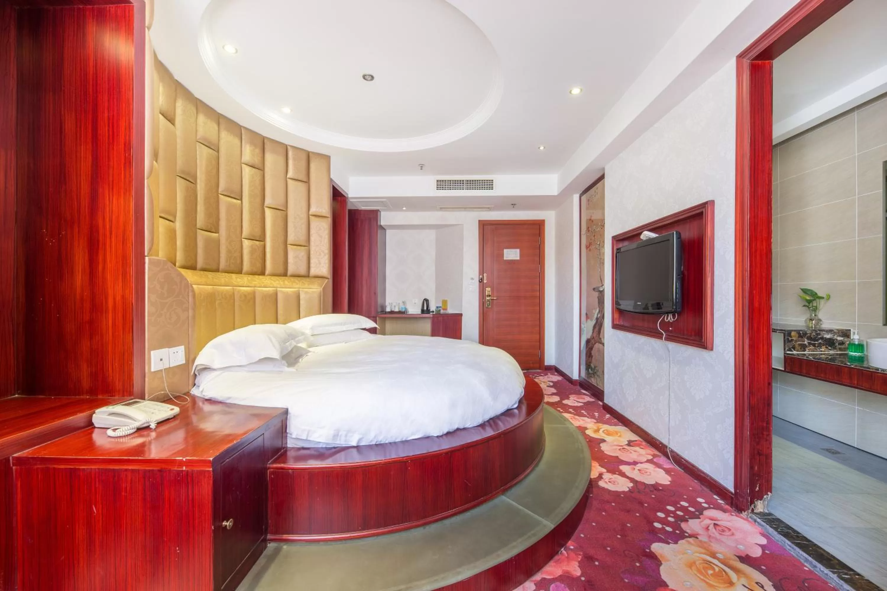 Bed in Lingshang Hotel