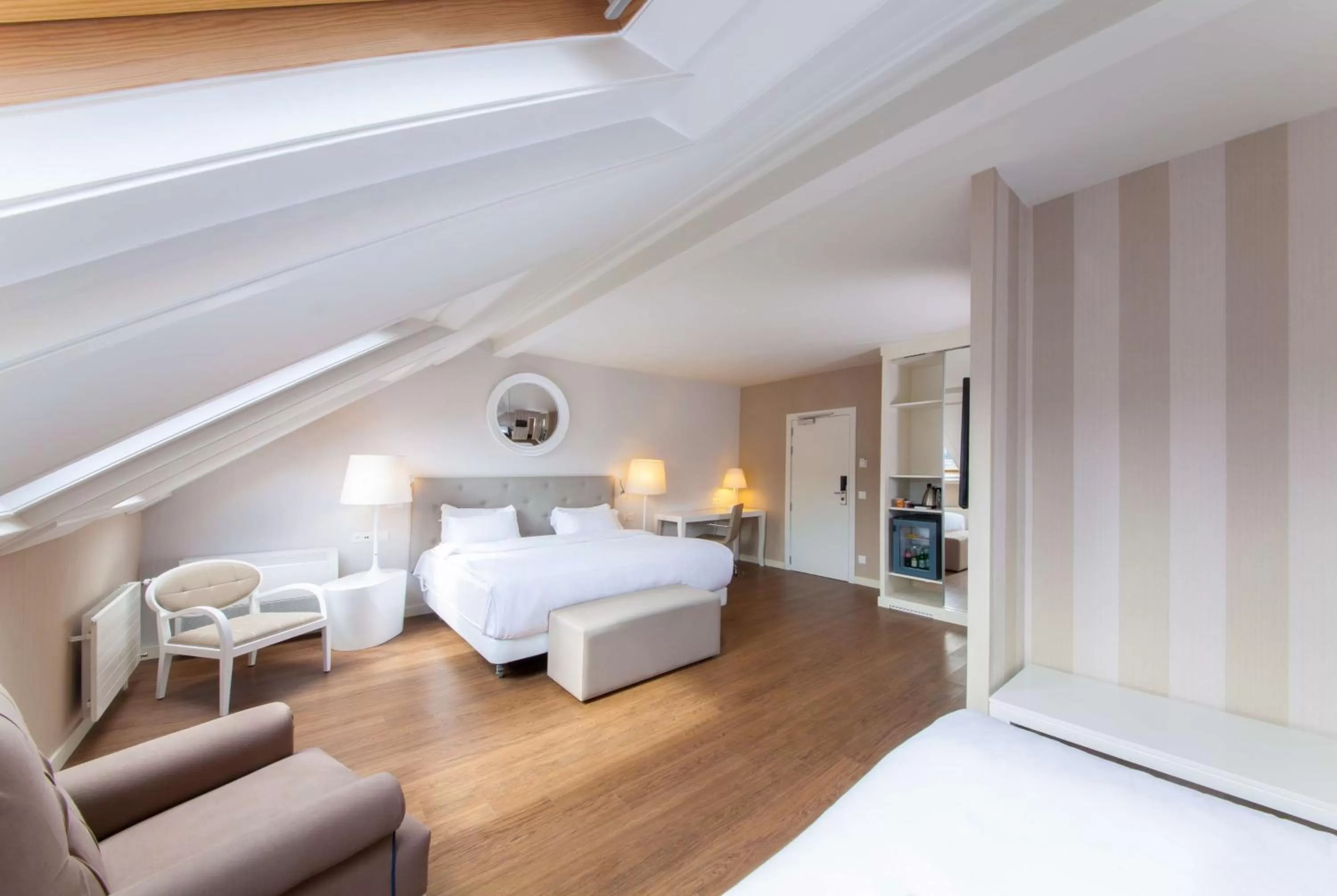 Photo of the whole room, Bed in Geneva by Fassbind