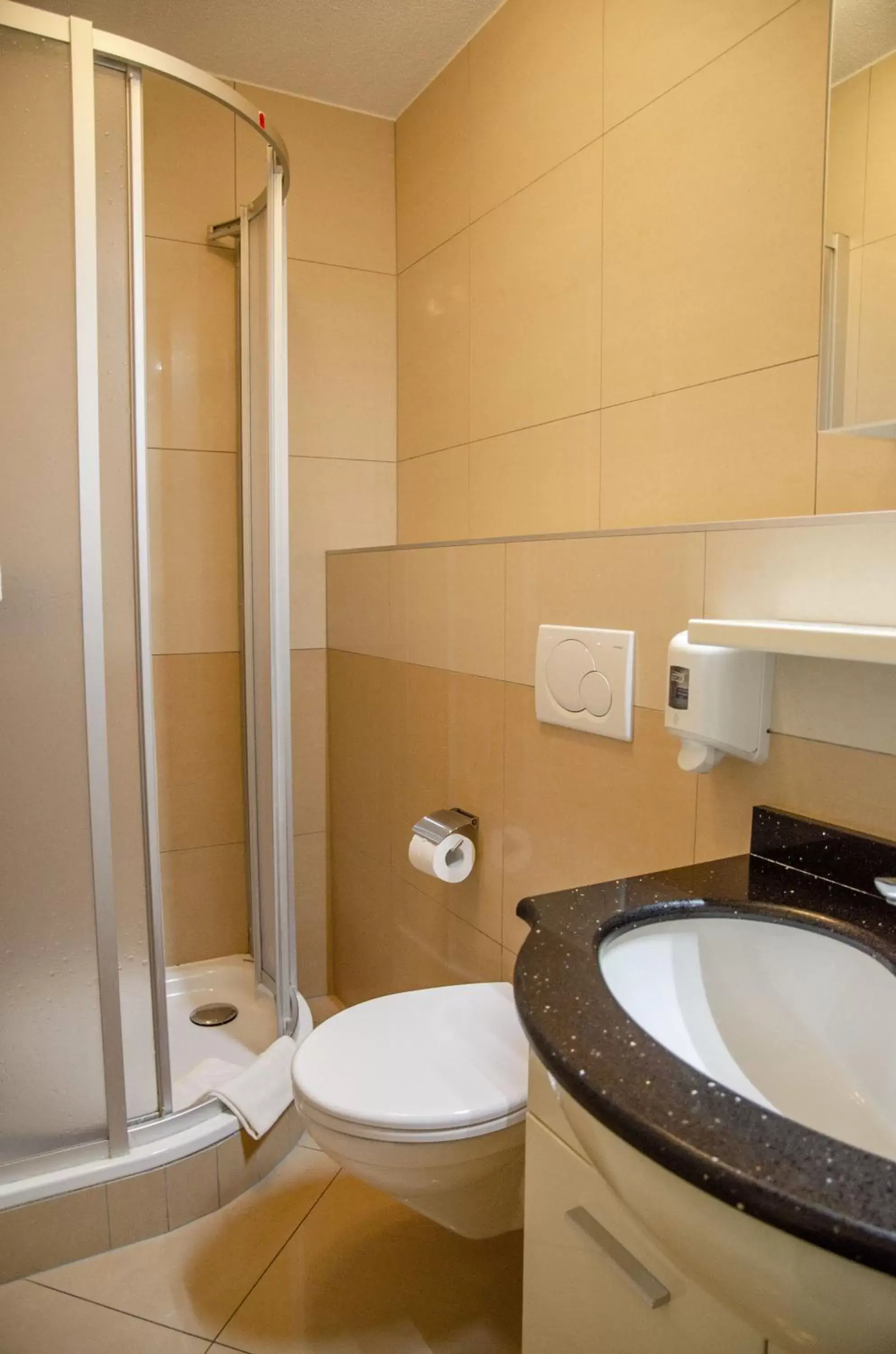 Shower, Bathroom in Hotel du Faucon