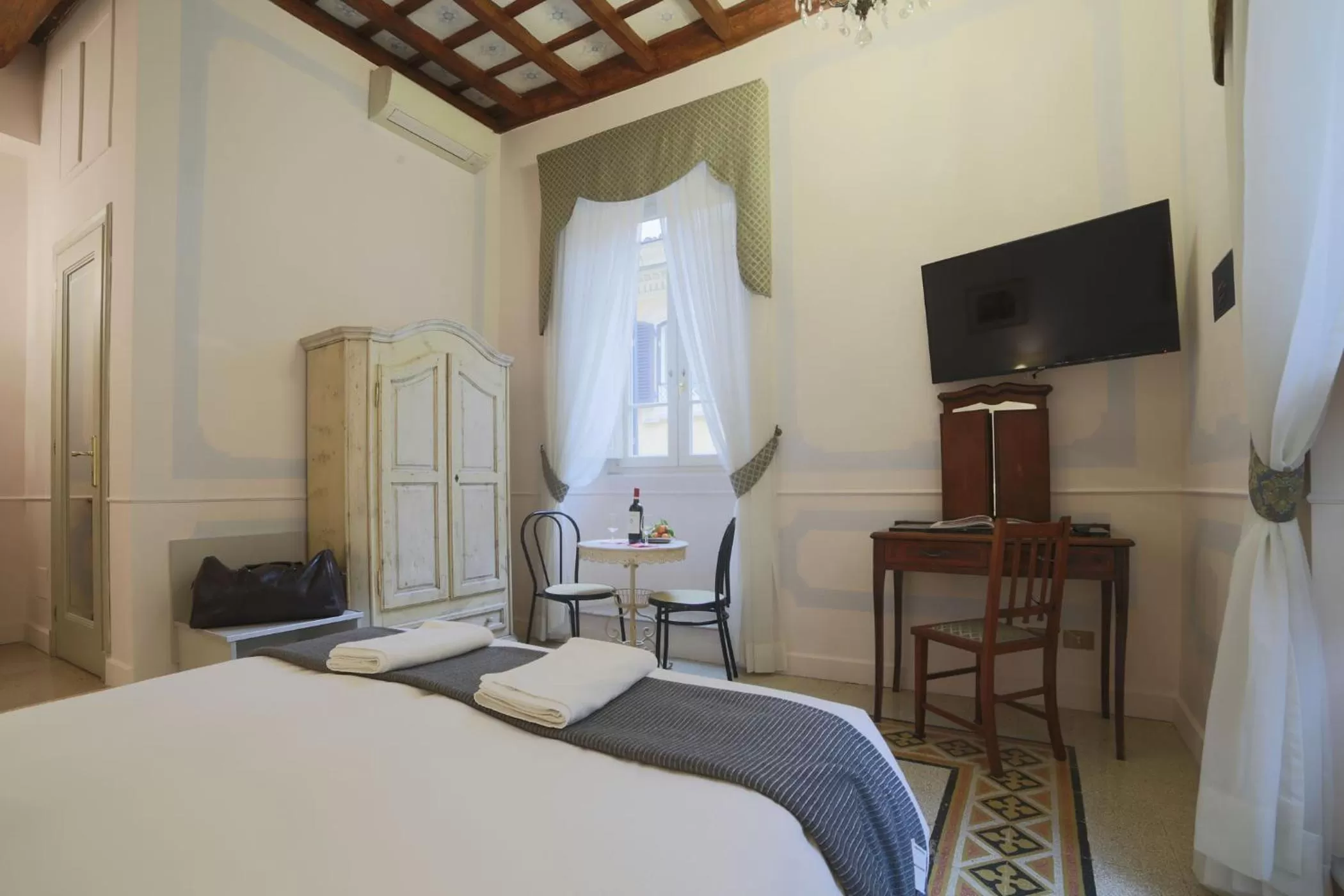 Photo of the whole room, Bed in La Maison Dell'Orologio