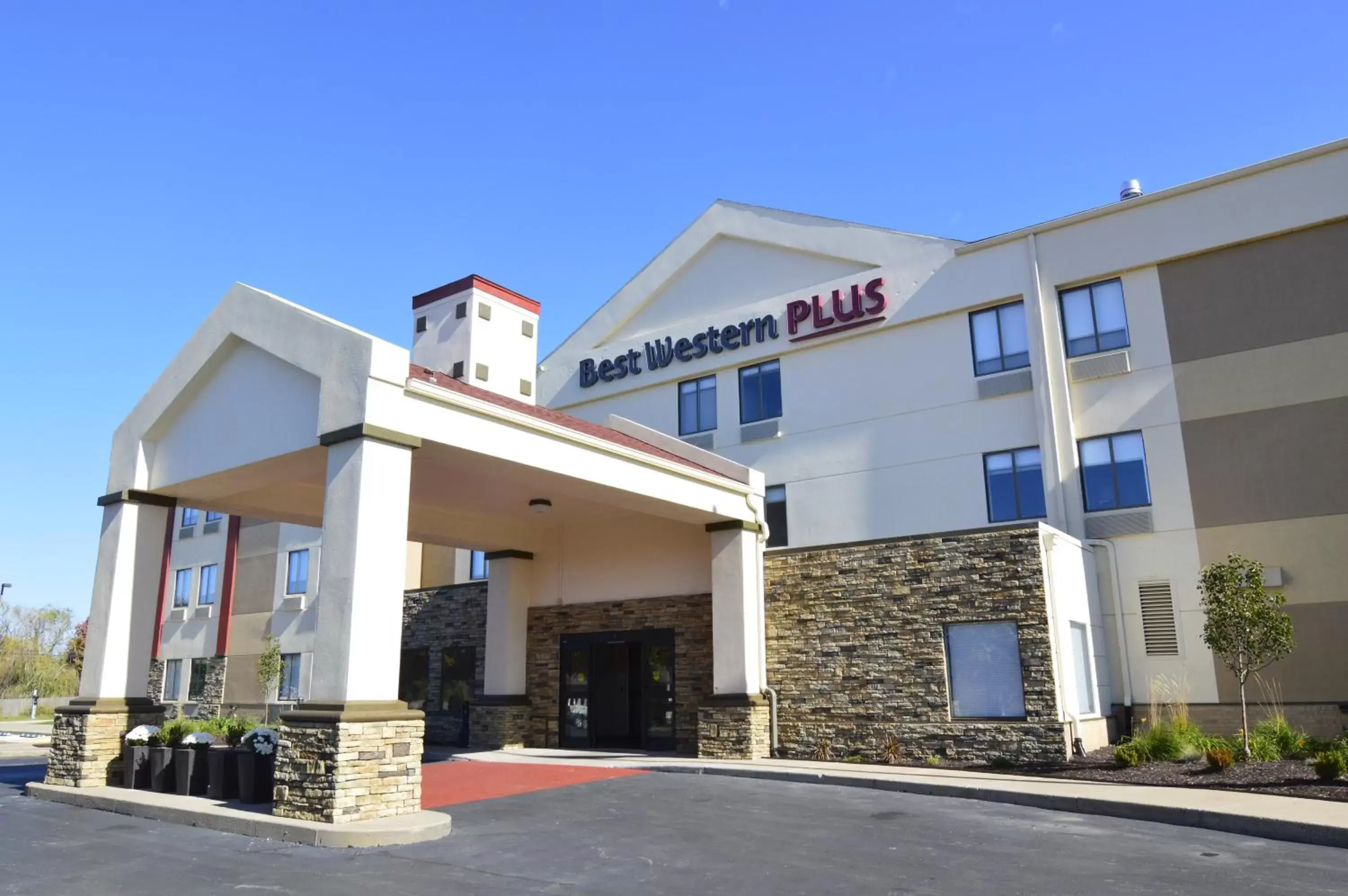 Property Building in Best Western Plus Lee's Summit Hotel & Suites