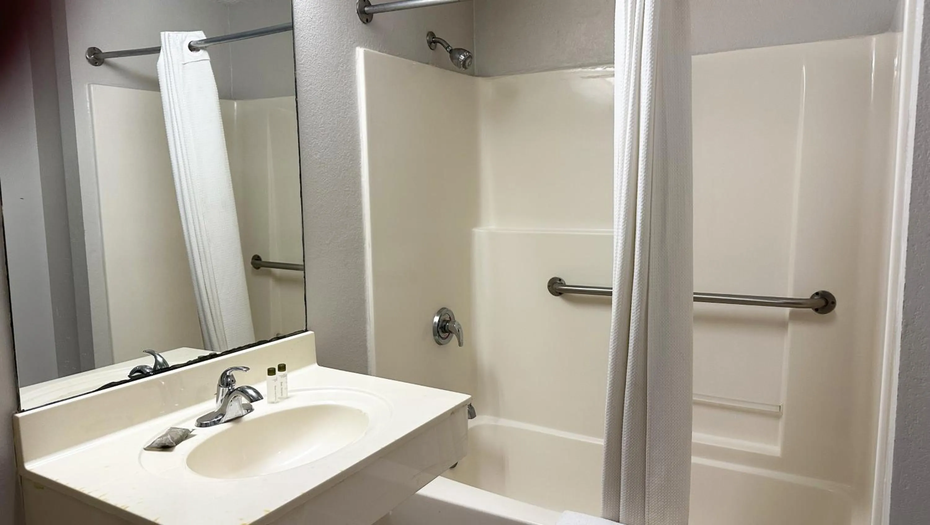 Bathroom in Super Inn & Suites Philadelphia