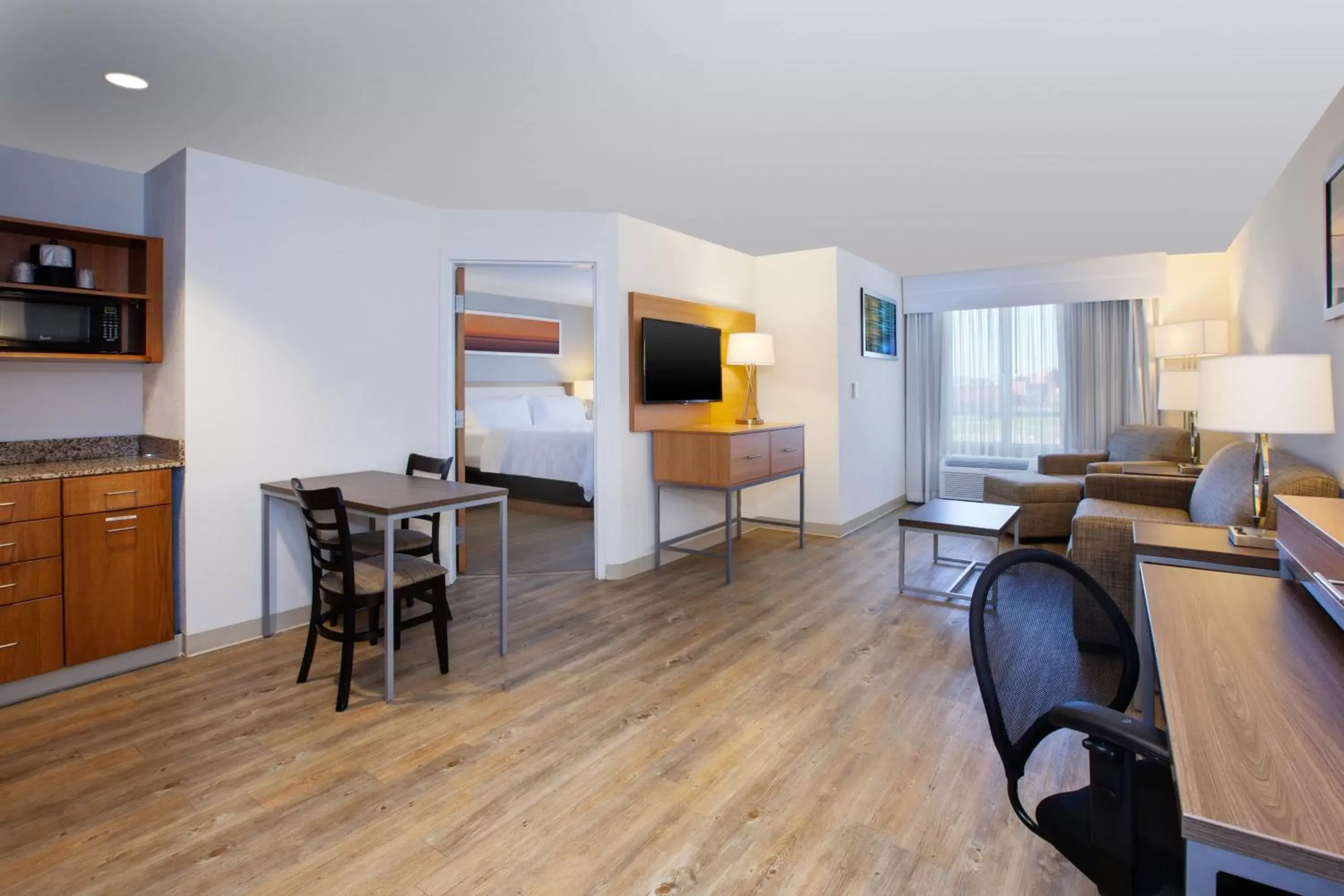 Photo of the whole room, Dining Area in Holiday Inn Morgantown-University Area, an IHG Hotel