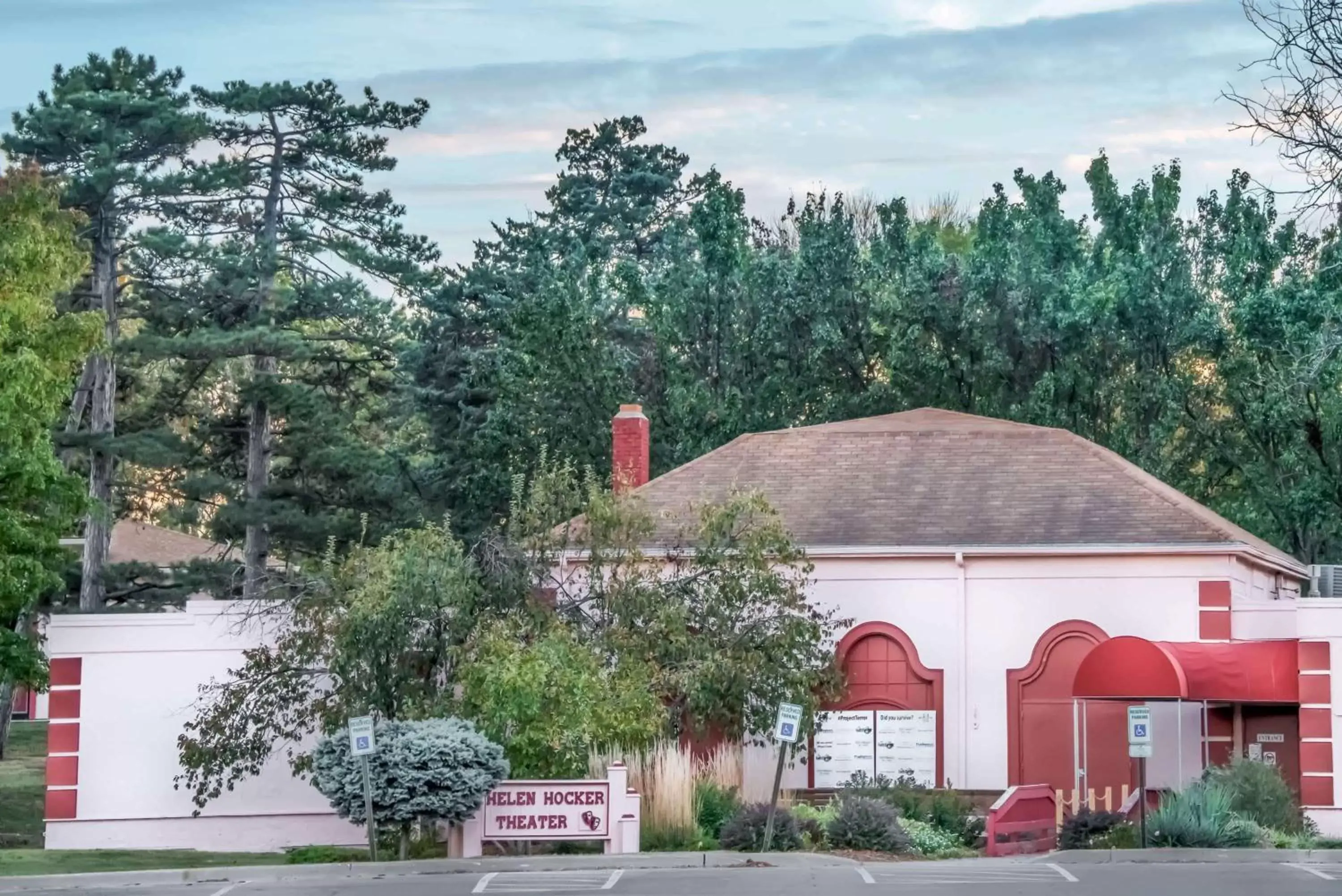 Property building in Super 8 by Wyndham Topeka/Wanamaker RD/I-70 Property building in Super 8 by Wyndham Topeka/Wanamaker RD/I-70