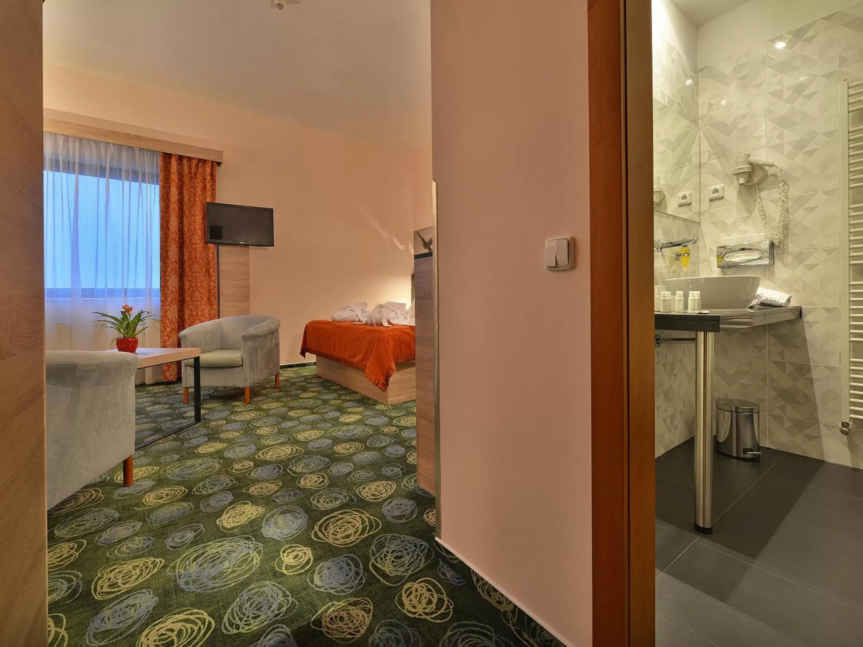 Photo of the whole room, Bed in Ramada Airport Hotel Prague