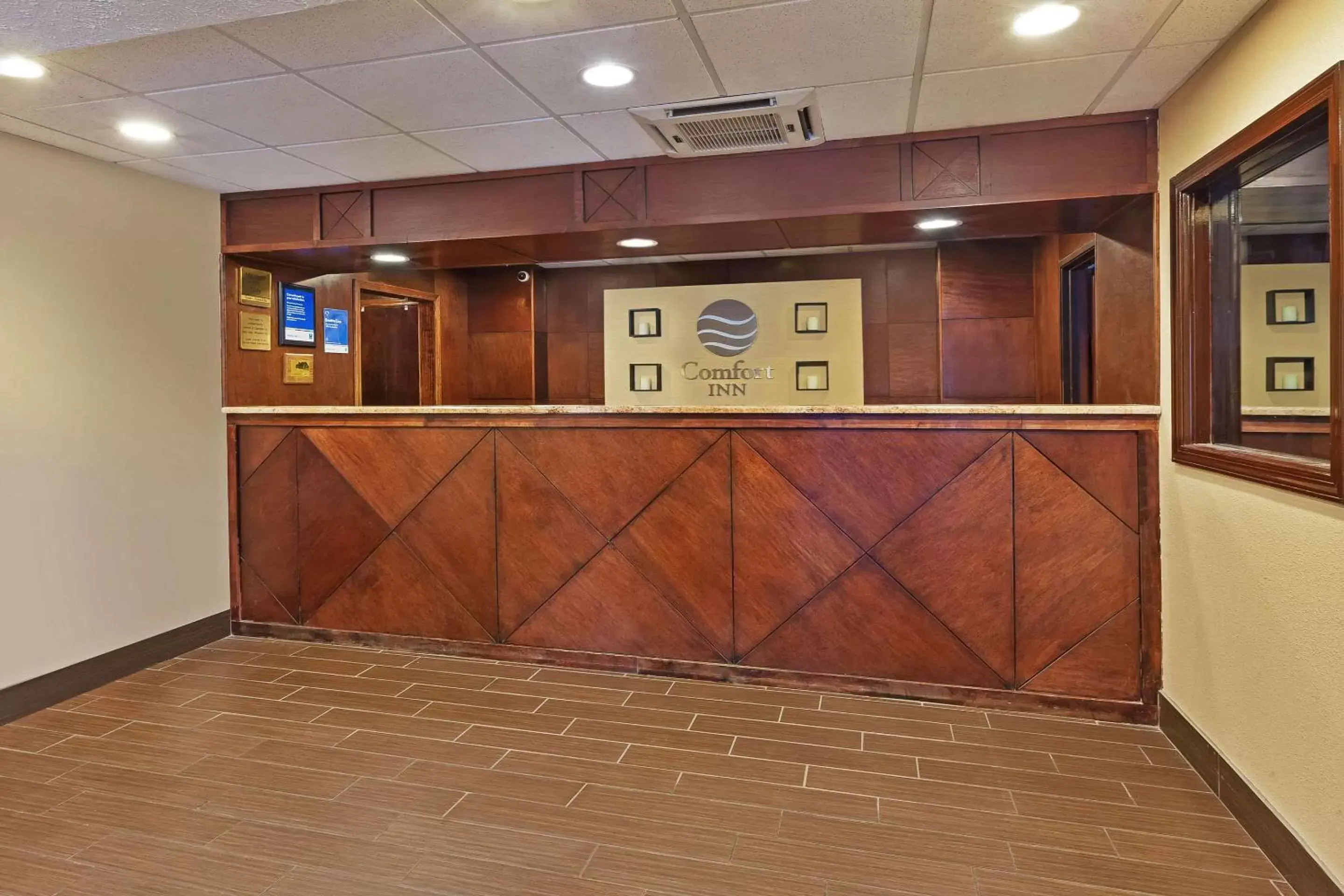 Lobby or reception, Lobby/Reception in Comfort Inn Whitehall near Michigan's Adventure