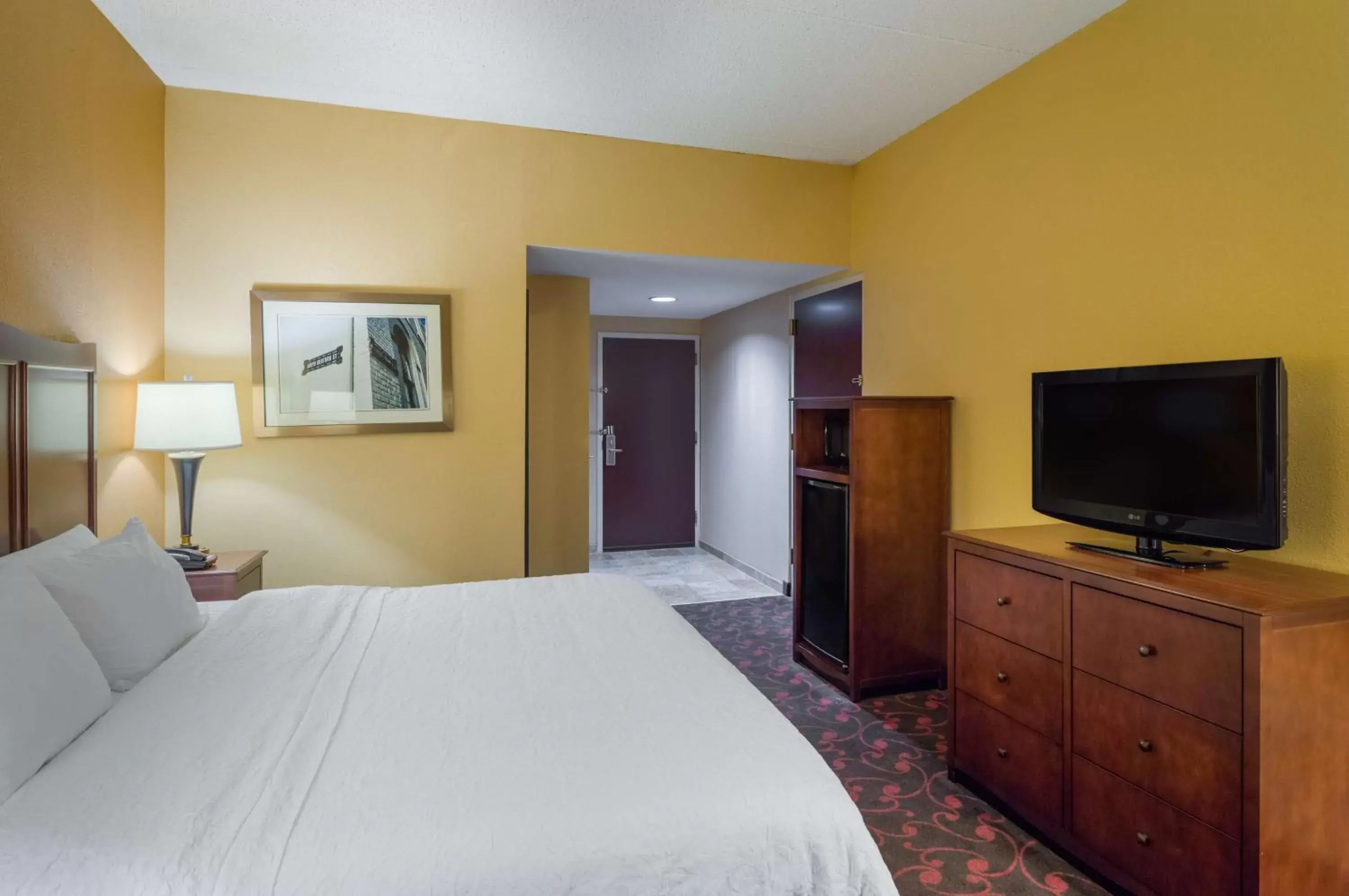 Bed, TV/Entertainment Center in Hampton Inn Carlisle