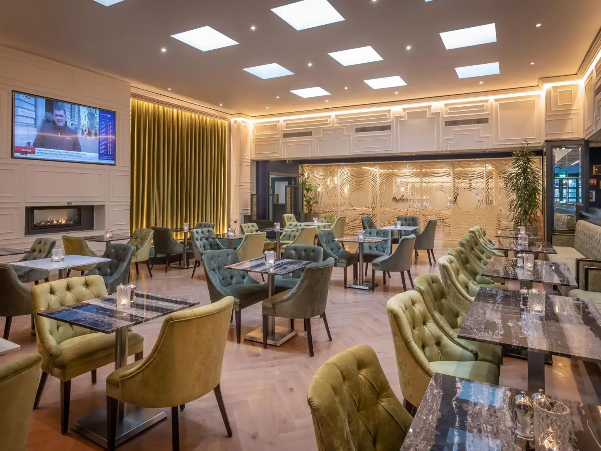 Lounge or bar, Restaurant/Places to Eat in The Connacht Hotel