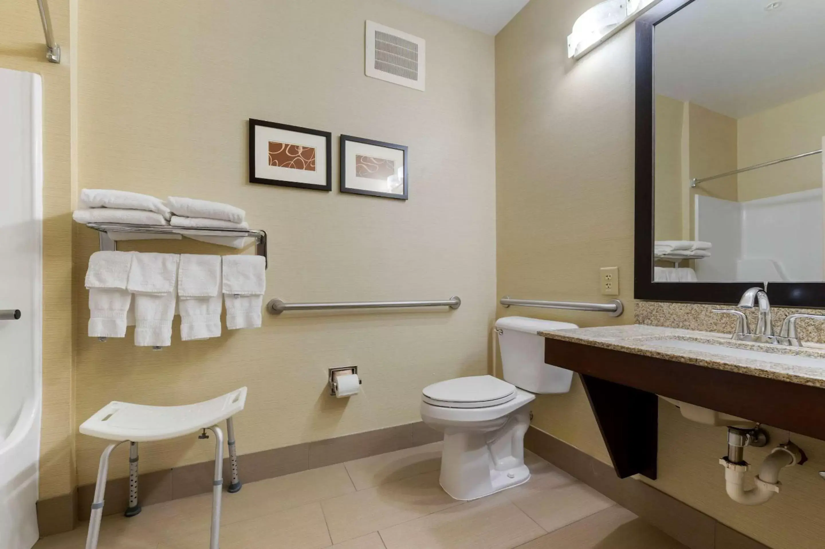 Bathroom in Comfort Suites Columbus