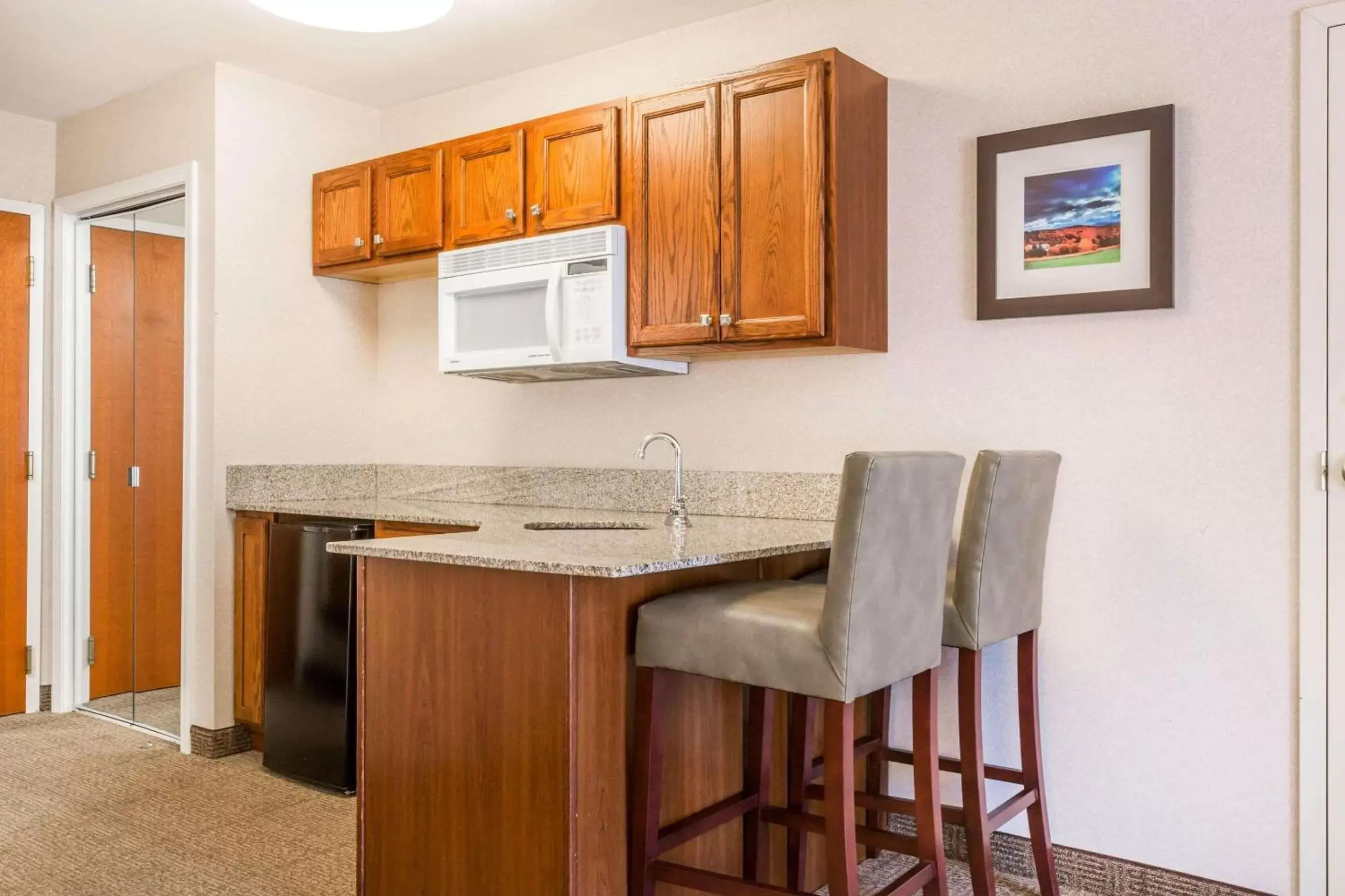 Photo of the whole room, Kitchen/Kitchenette in Comfort Inn & Suites South Burlington