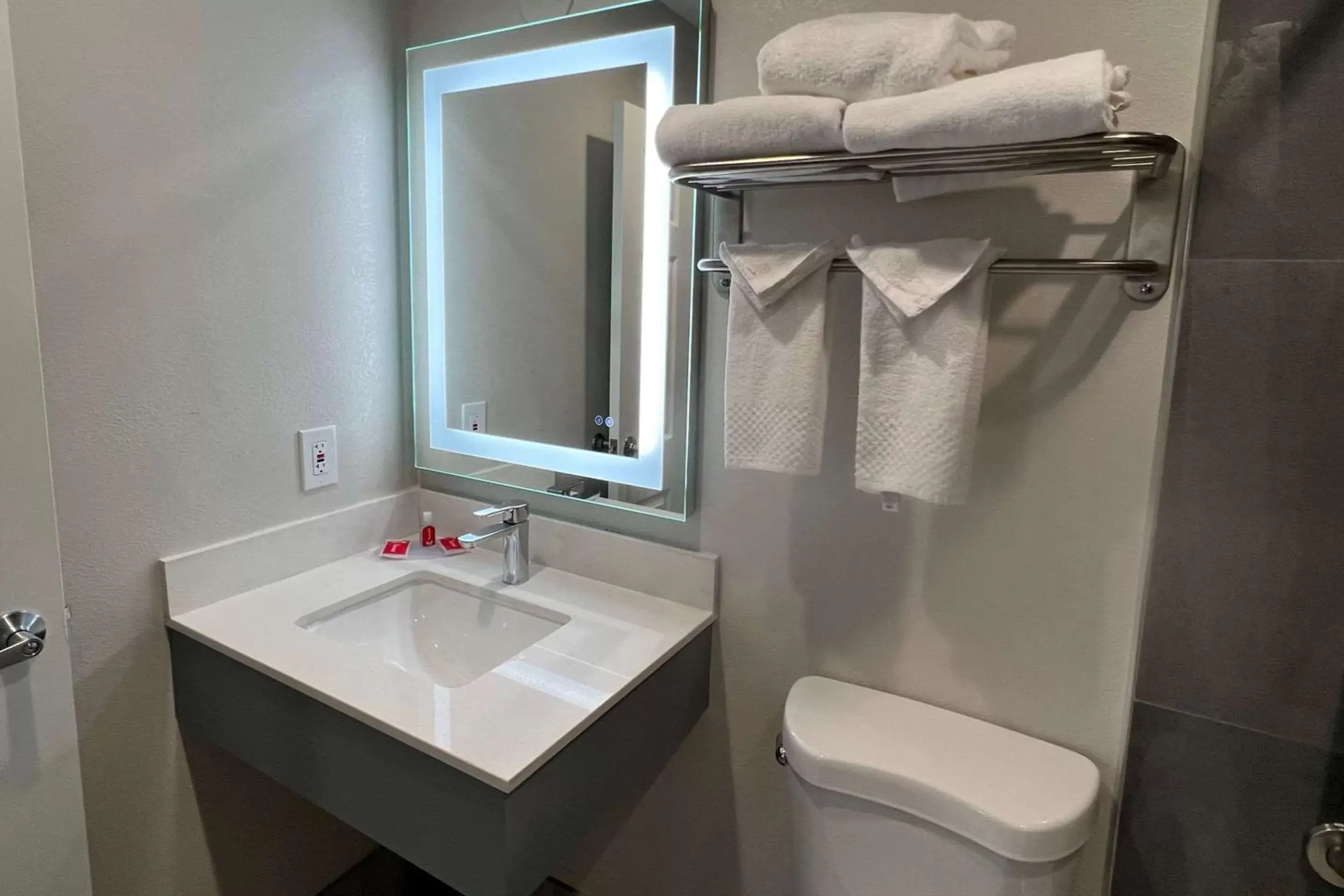 Bedroom, Bathroom in Econo Lodge Tracy I-205
