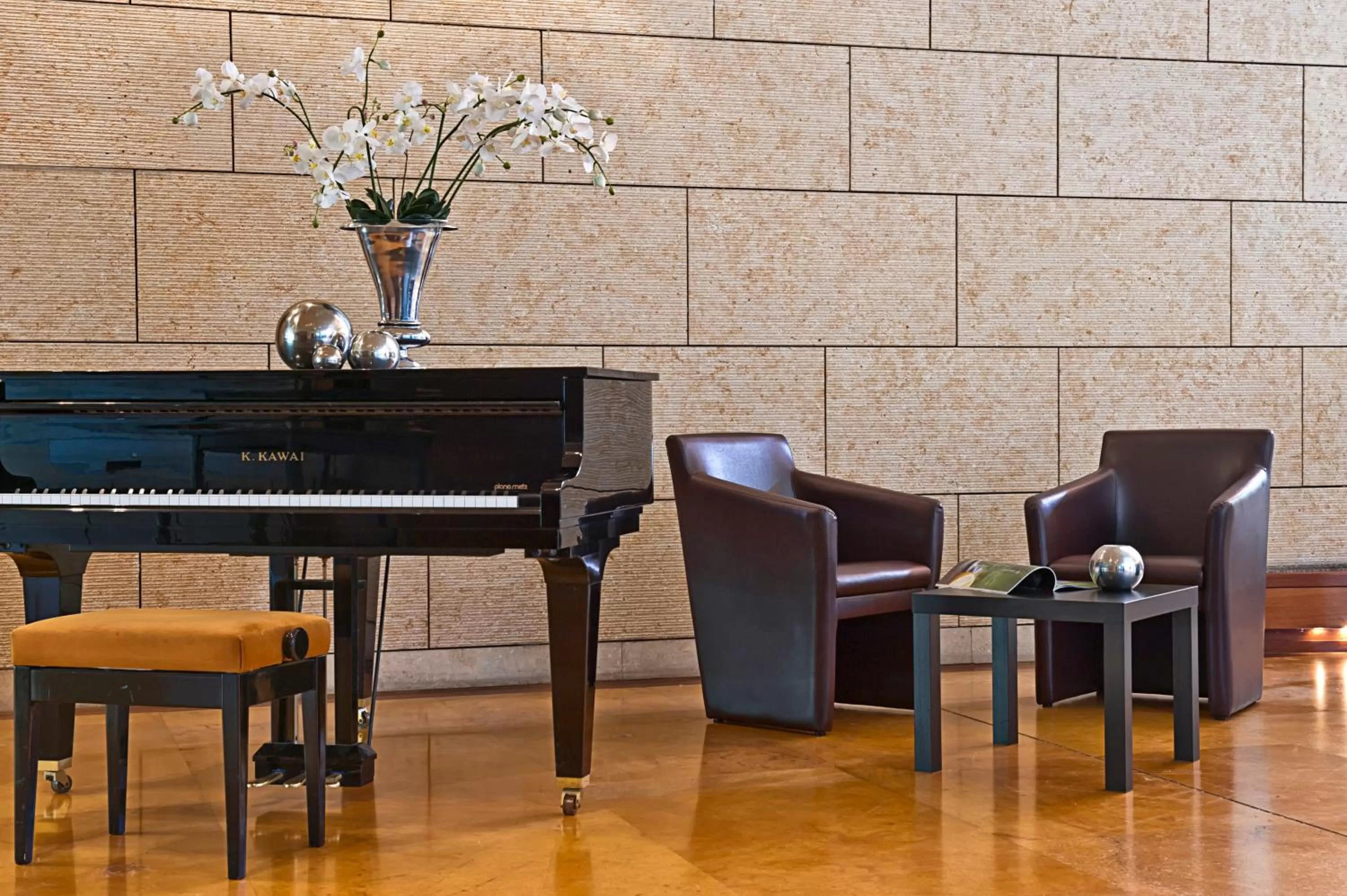 Lobby or reception in SORAT Insel-Hotel Regensburg