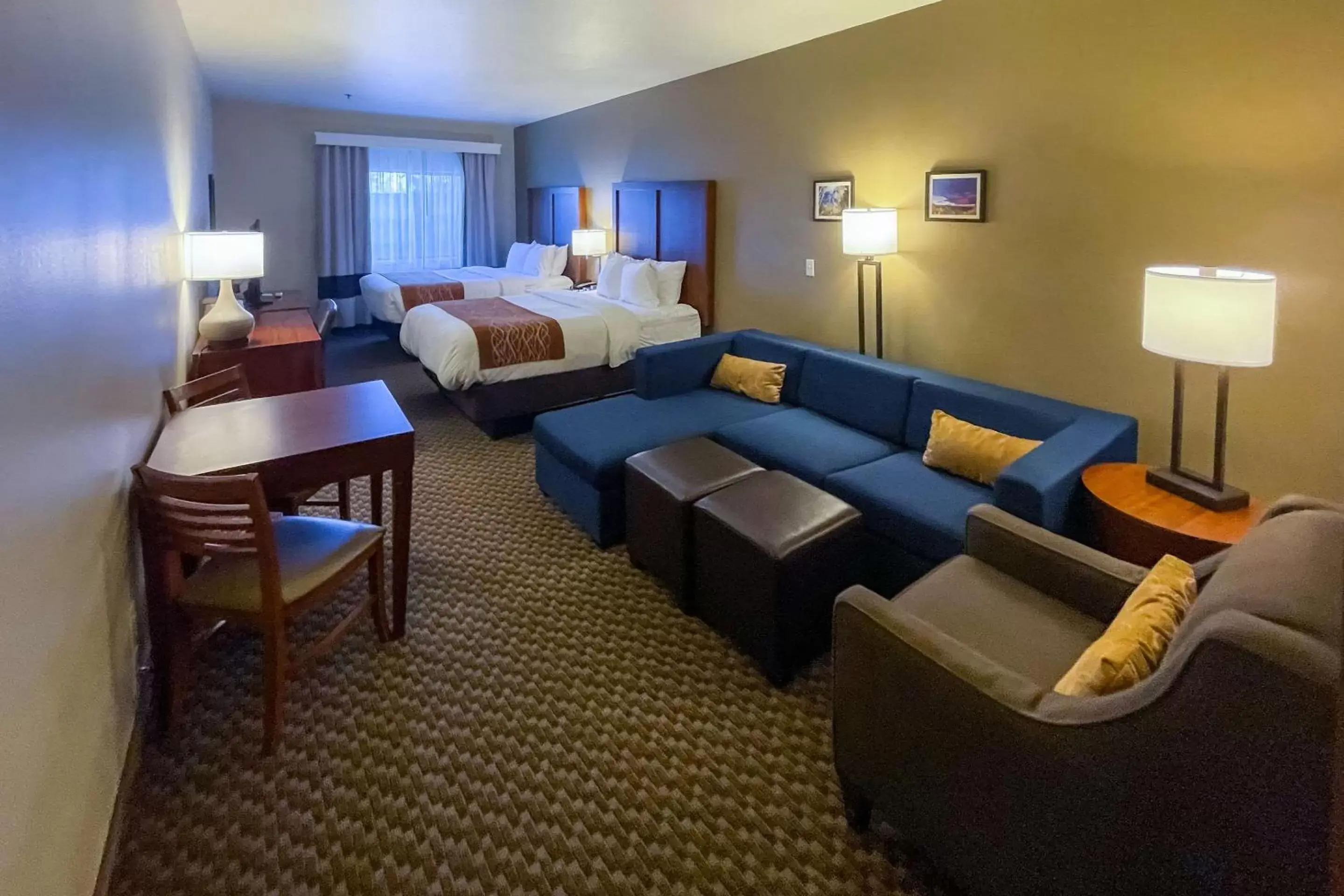 Bedroom, Seating Area in Comfort Inn & Suites Midtown
