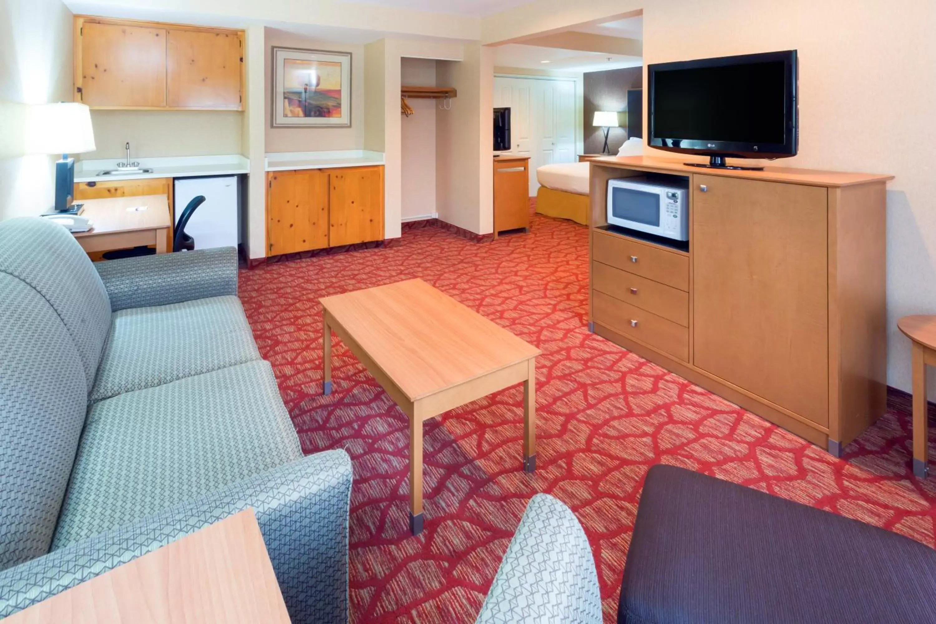 Photo of the whole room, TV/Entertainment Center in Holiday Inn Express Roseburg, an IHG Hotel