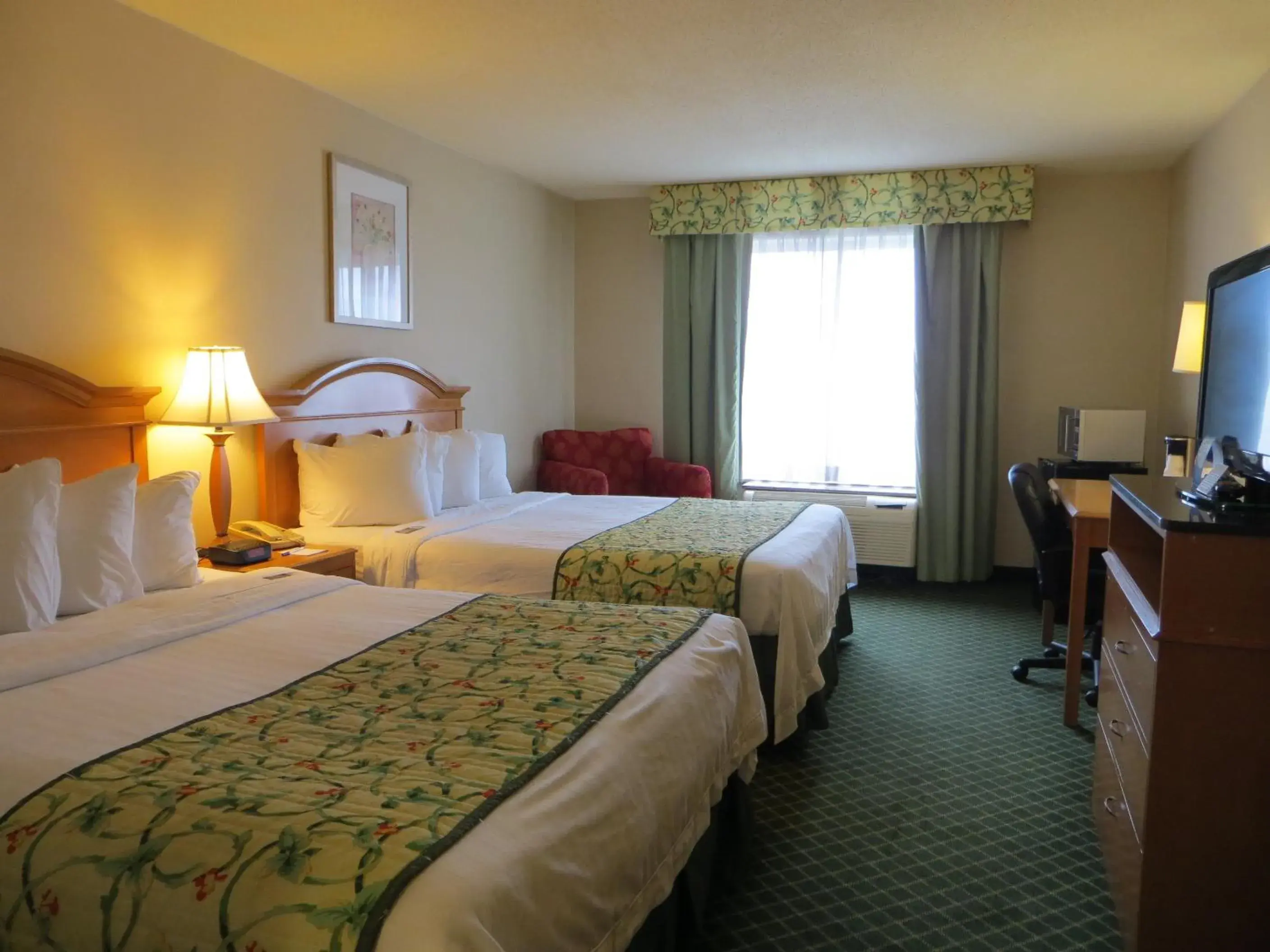 Photo of the whole room, Bed in Baymont by Wyndham Kalamazoo East