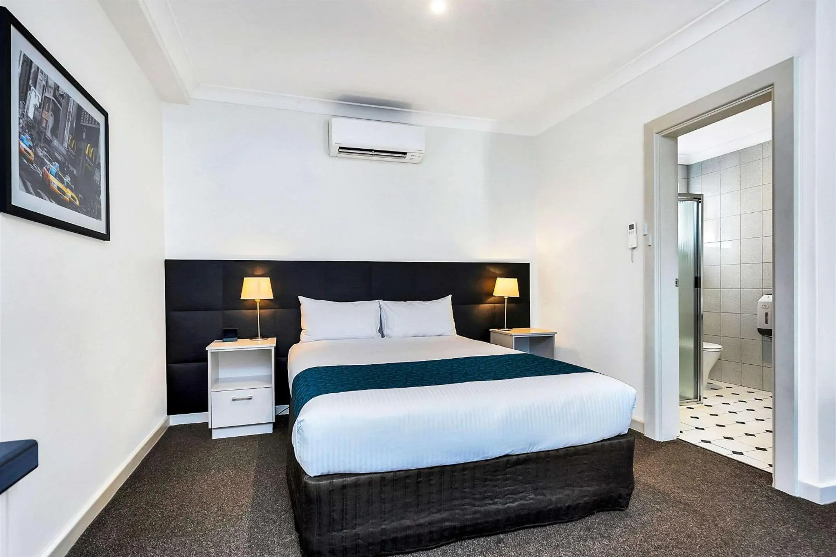 Photo of the whole room, Bed in COMFORT INN MANHATTAN - ADELAIDE