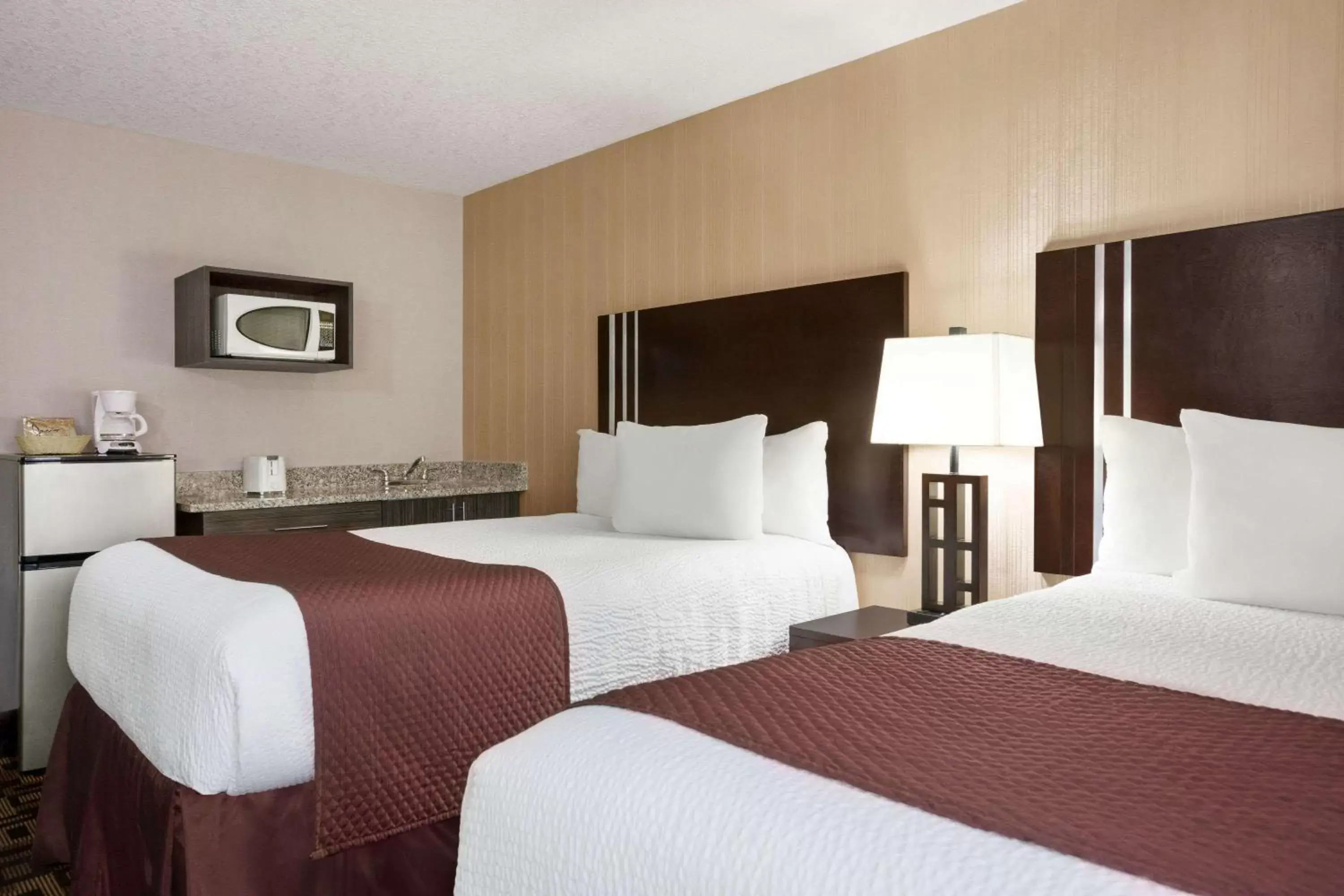 Photo of the whole room, Bed in Days Inn by Wyndham Sylvan Lake