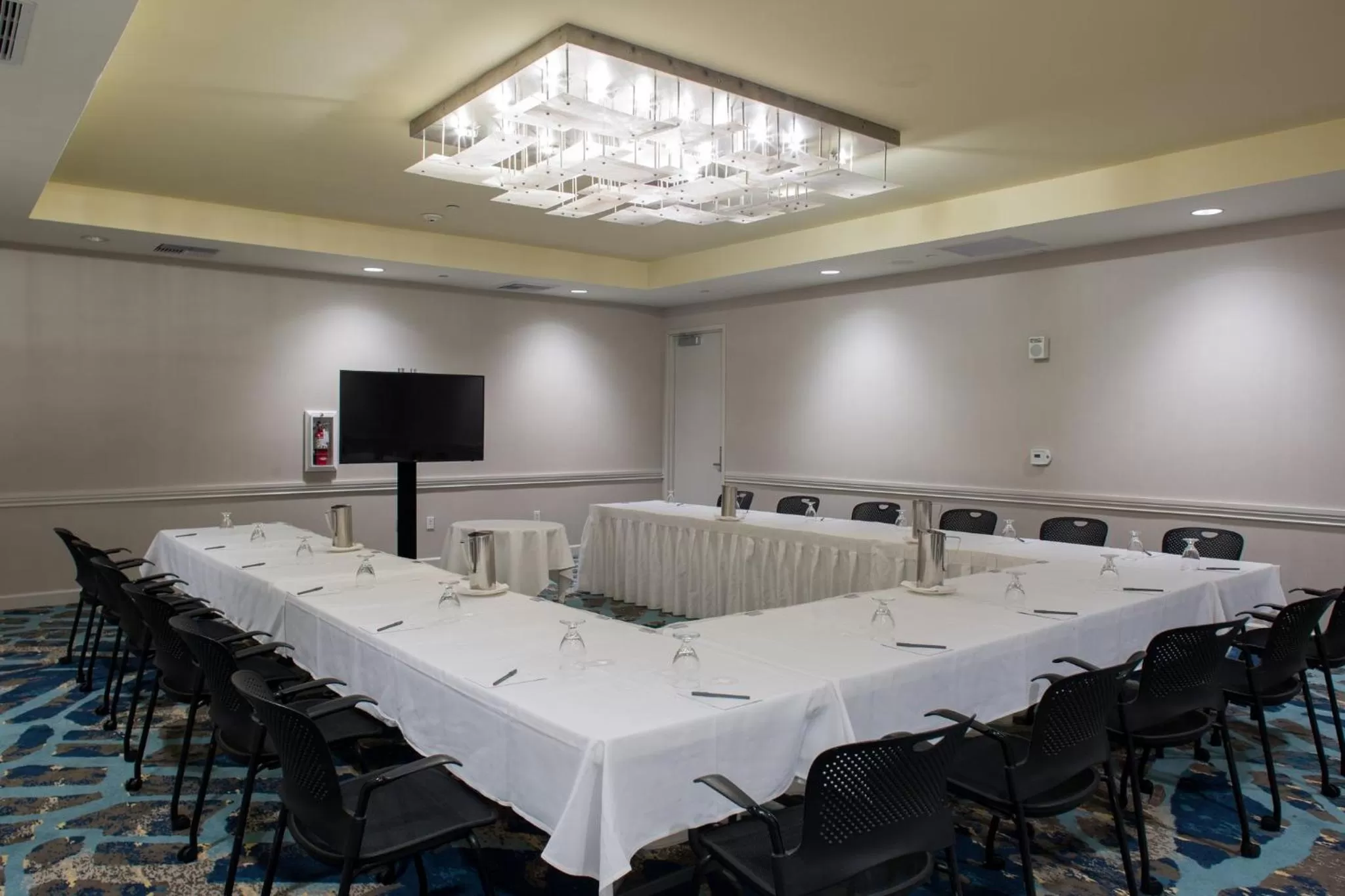 Meeting/conference room in Crowne Plaza Ventura Beach by IHG