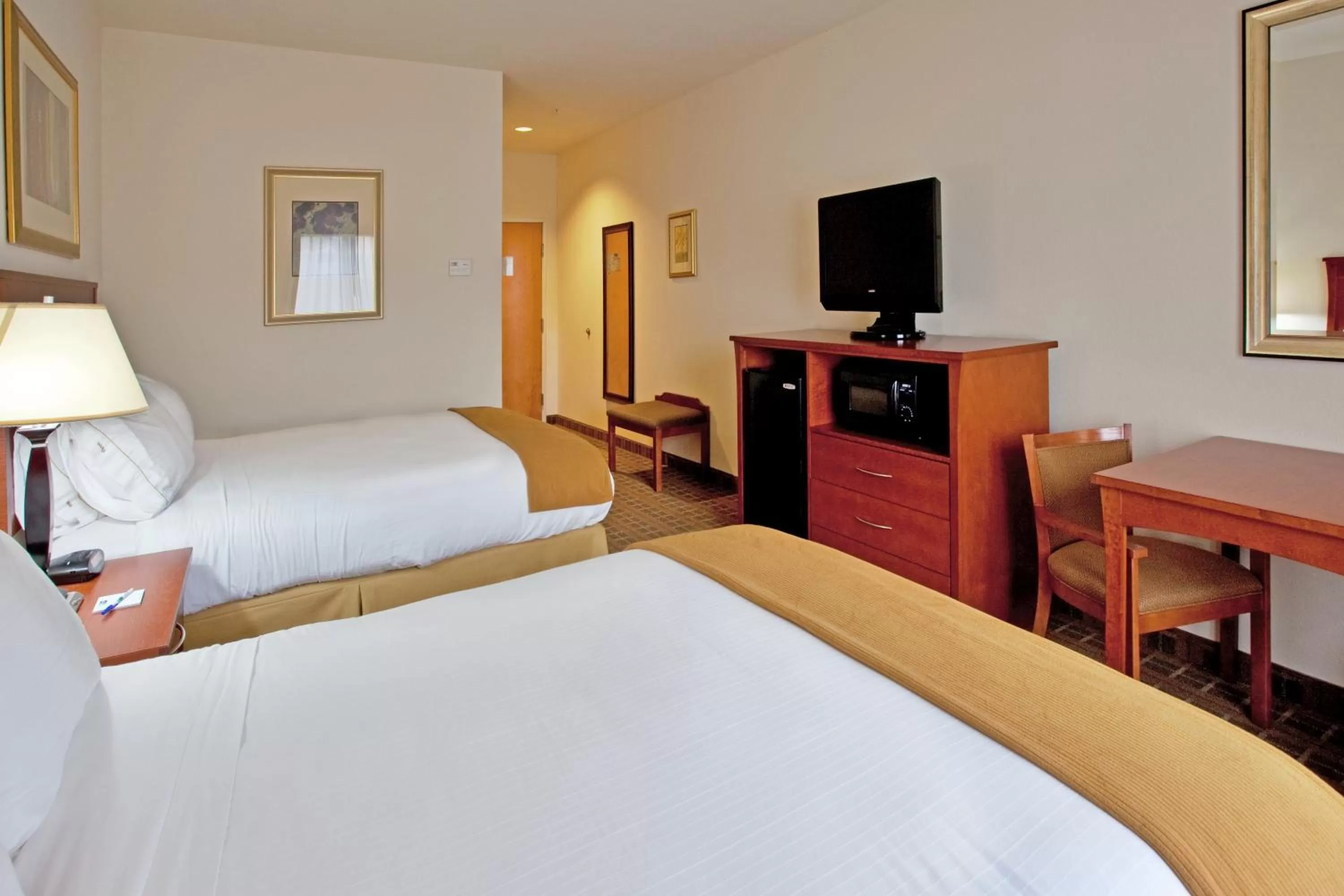 Photo of the whole room, Bed in Holiday Inn Express & Suites - Hardeeville-Hilton Head by IHG