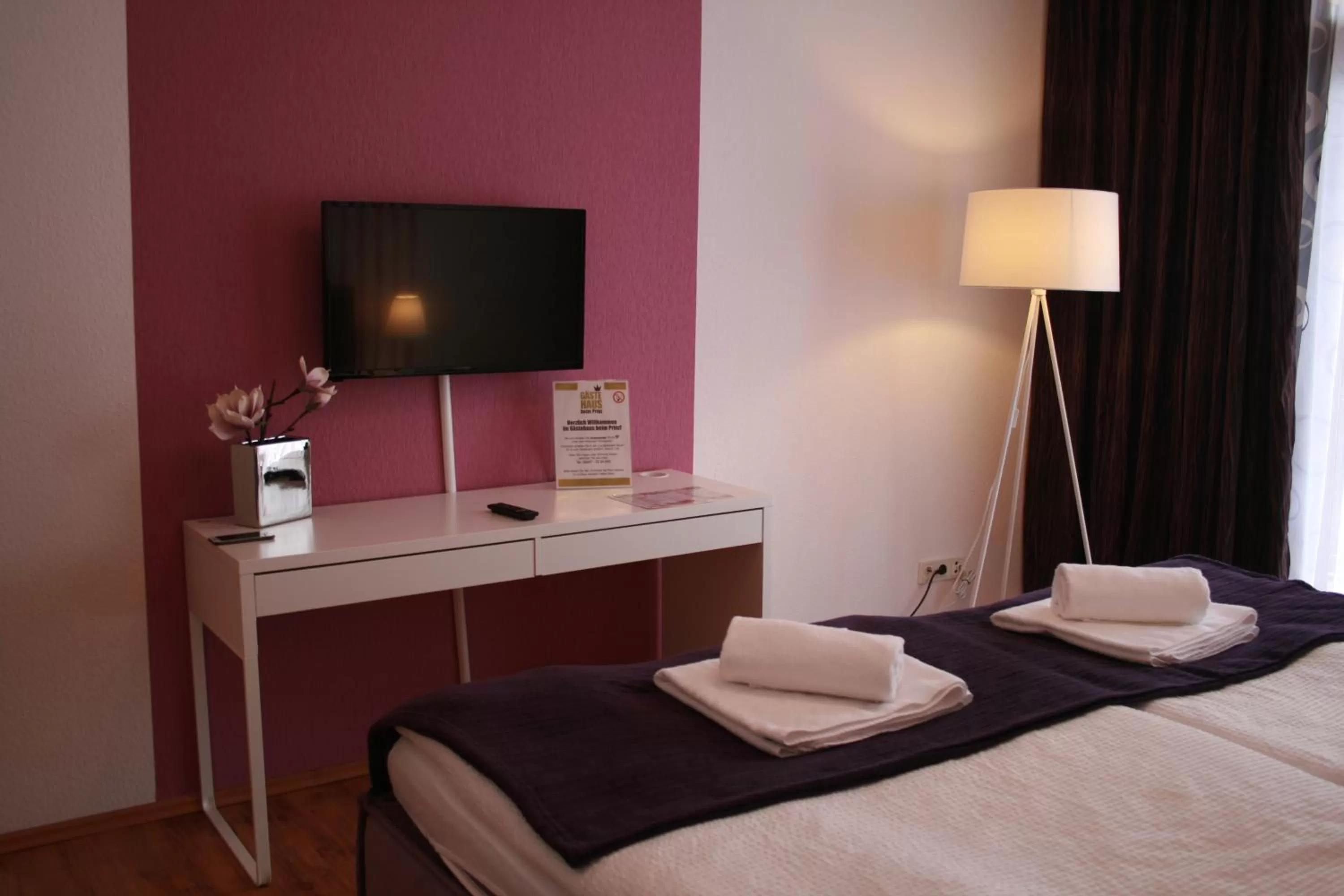 Bed in Gästehaus beim Prinz