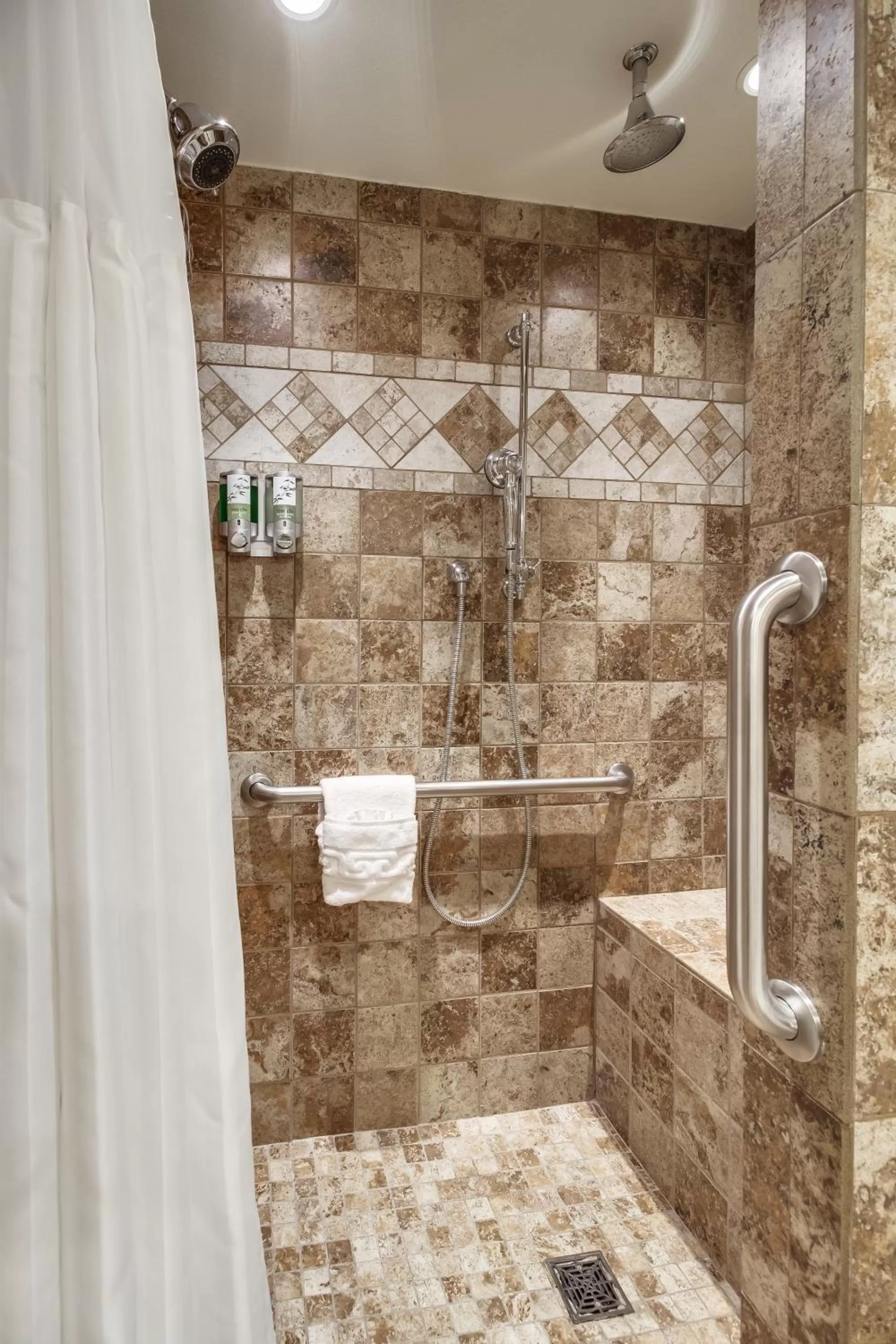 Twin Peaks Lodge & Hot Springs