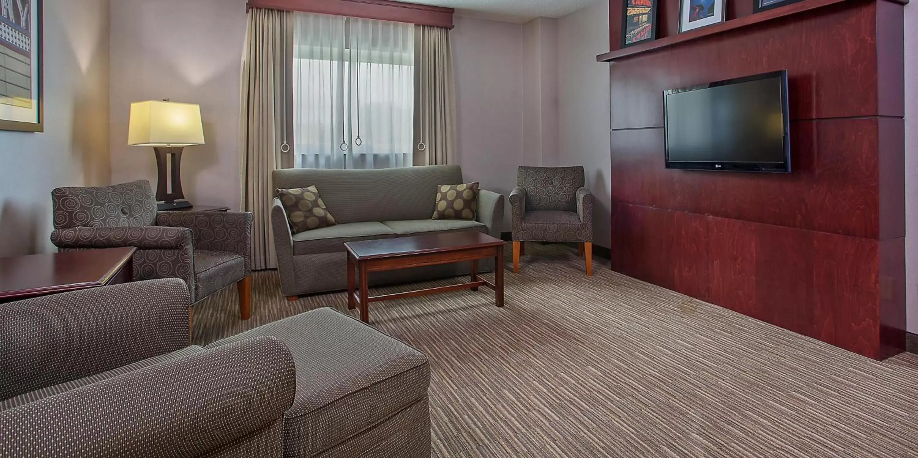 Living room, Seating Area in Holiday Inn University Plaza-Bowling Green, an IHG Hotel