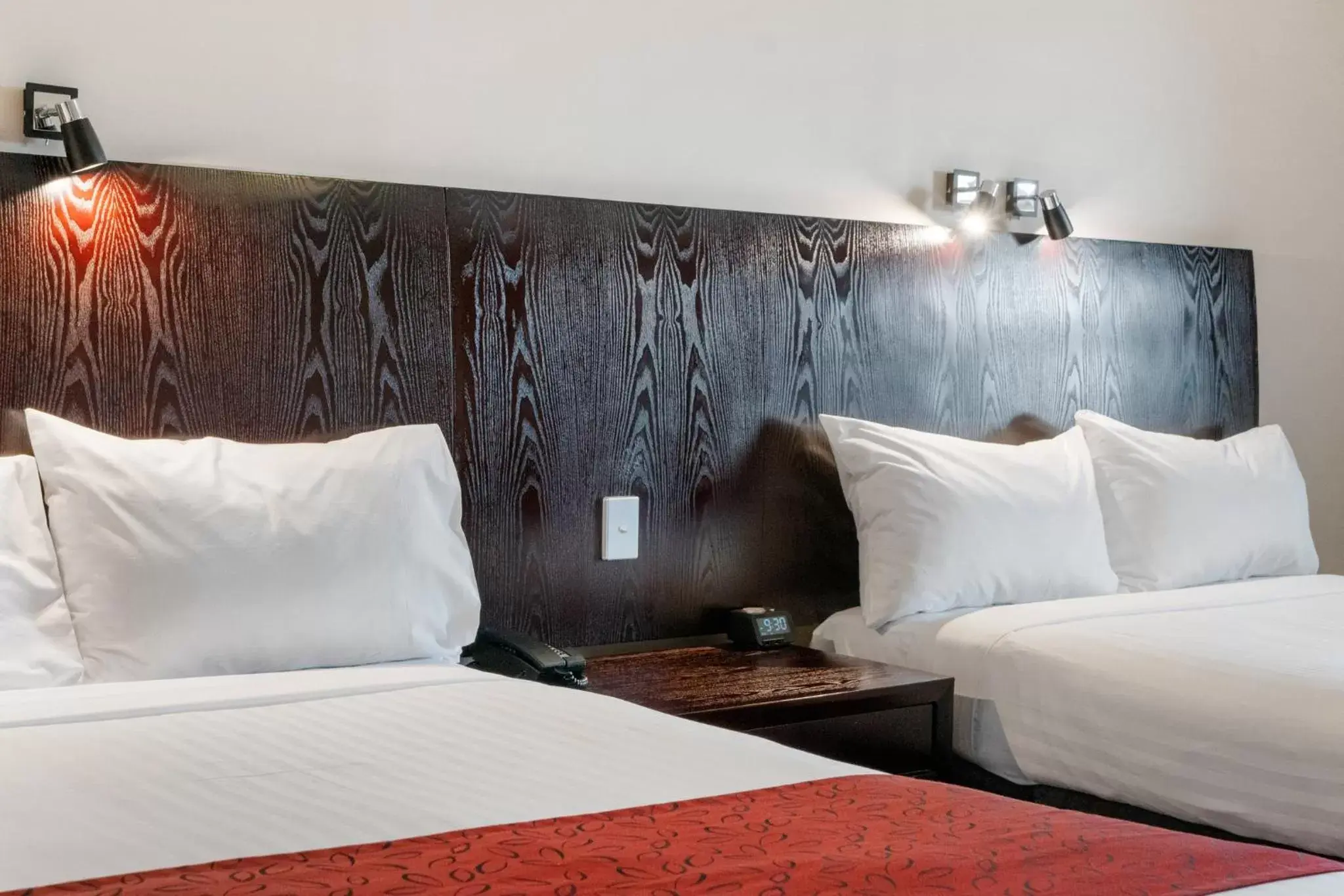 Bed in Hotel Grand Chancellor Launceston