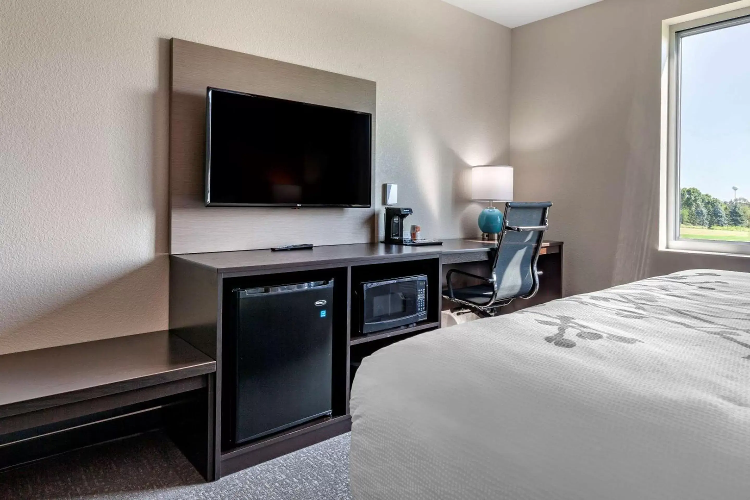Bedroom, TV/Entertainment Center in Sleep Inn & Suites Lancaster-Platteville
