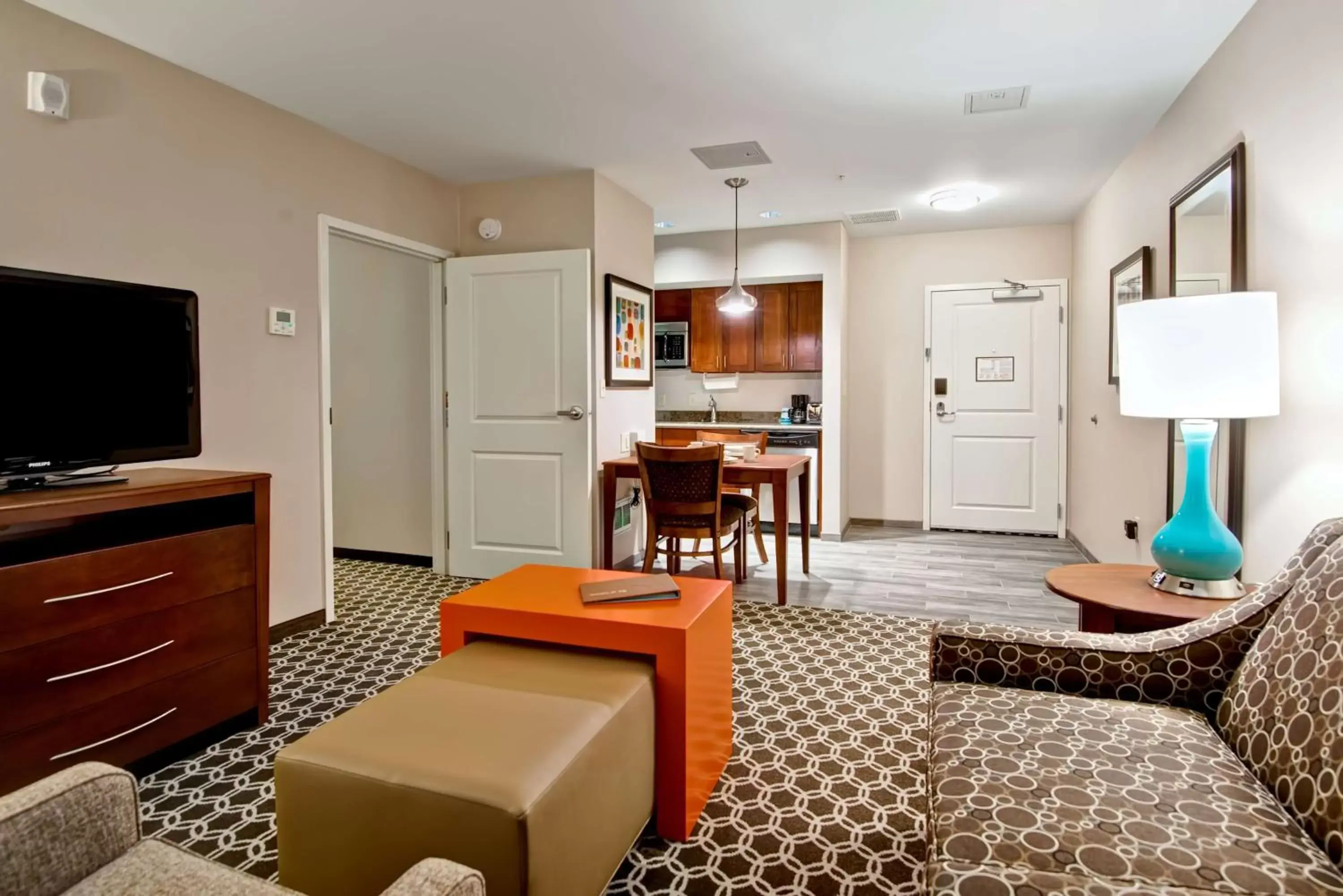 Kitchen or kitchenette, TV/Entertainment Center in Homewood Suites by Hilton Greeley