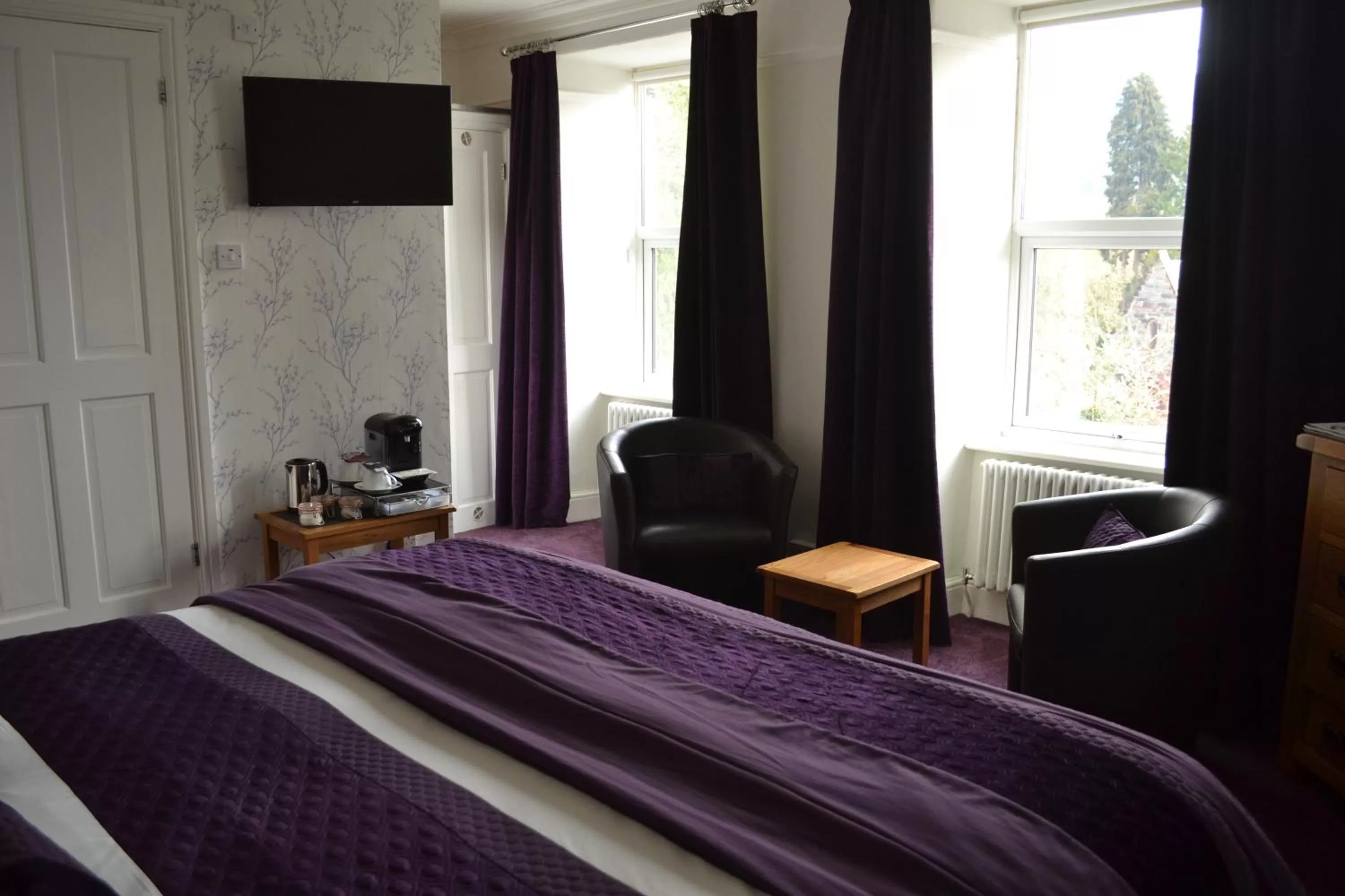 Photo of the whole room, Bed in Coed-y-Fron