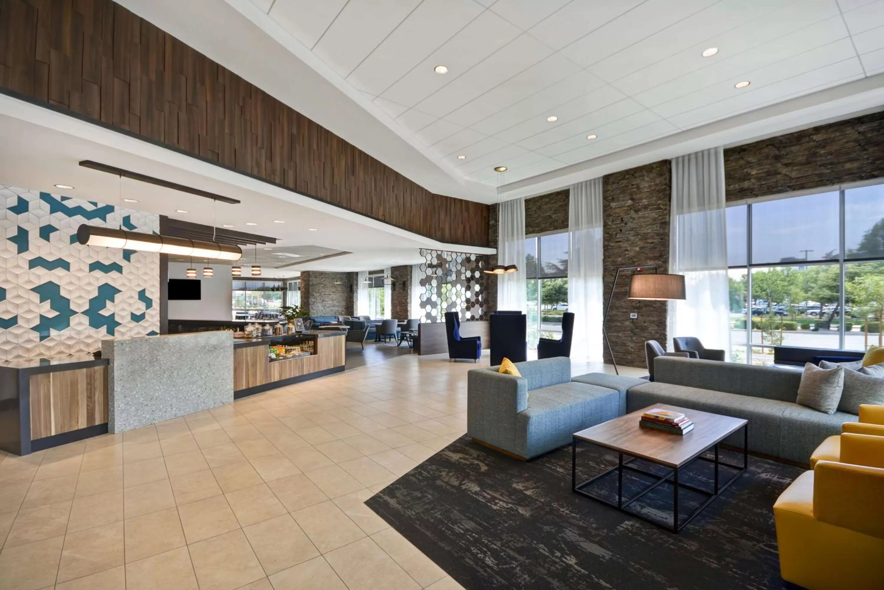 Lounge or bar in Hyatt Place Fresno