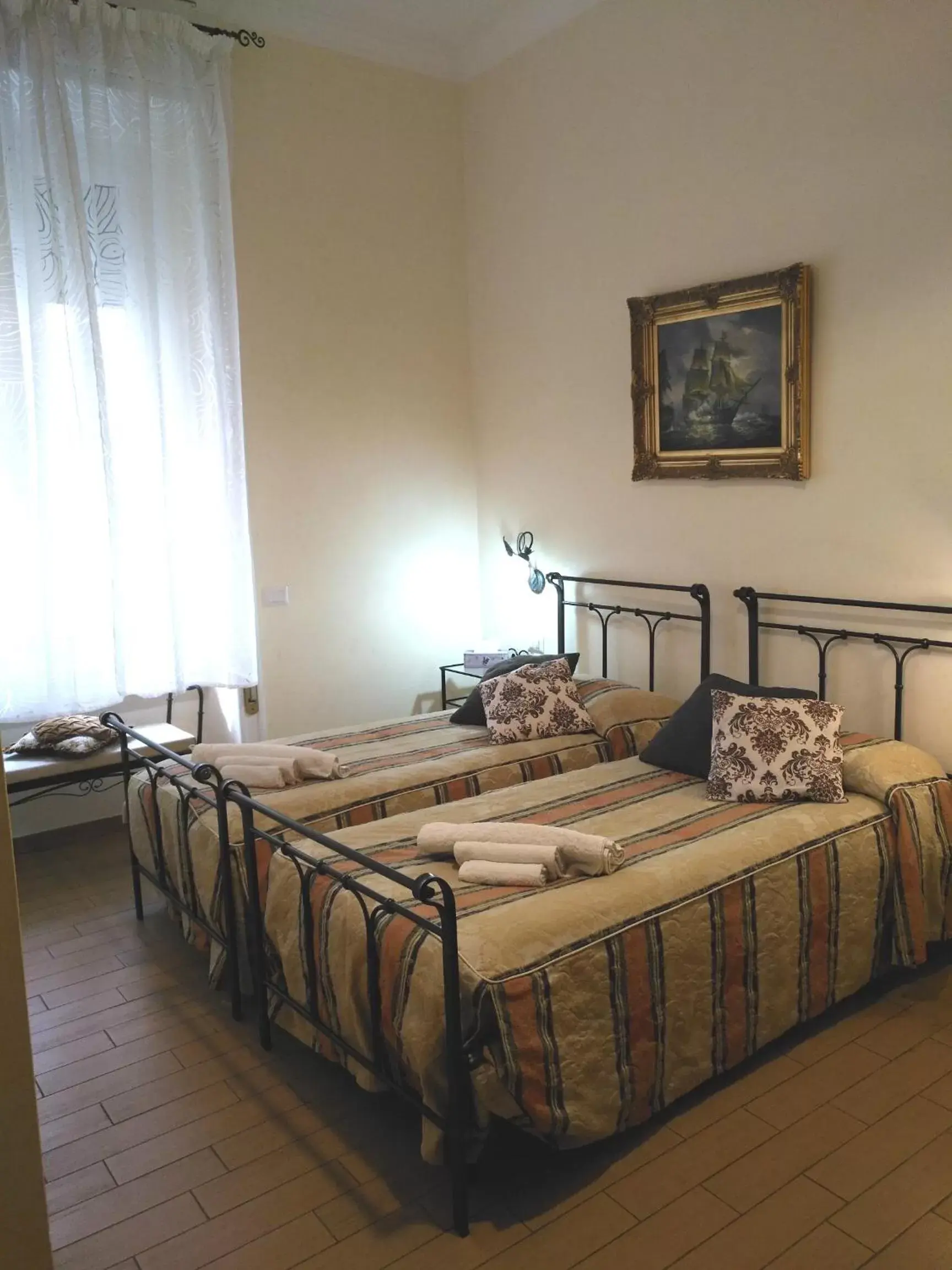 Bedroom, Bed in Tucci's Roma Guest House