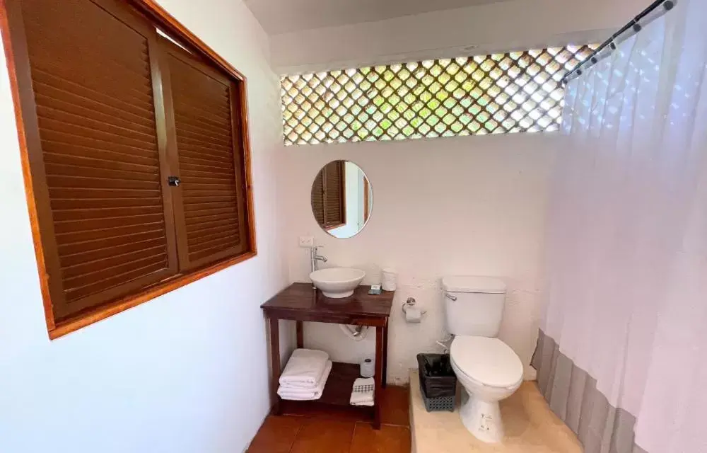 Toilet, Bathroom in Hotel Villas Colibrí Suites & Bungalows