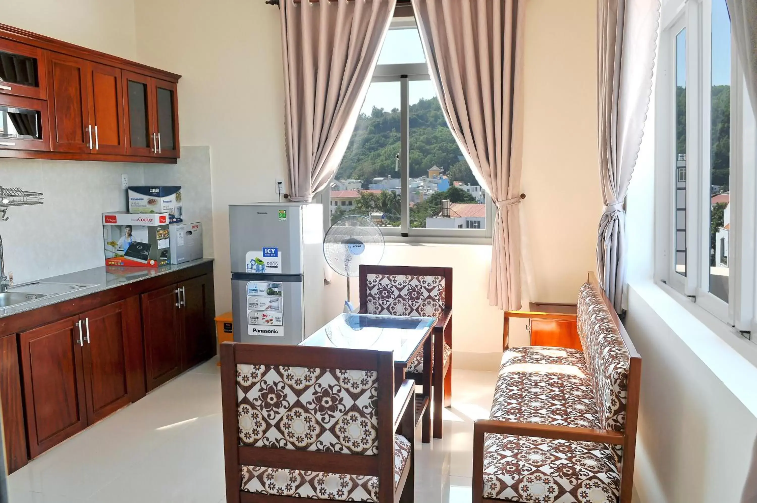 Seating area, Kitchen/Kitchenette in Lotus Apartment Hotel