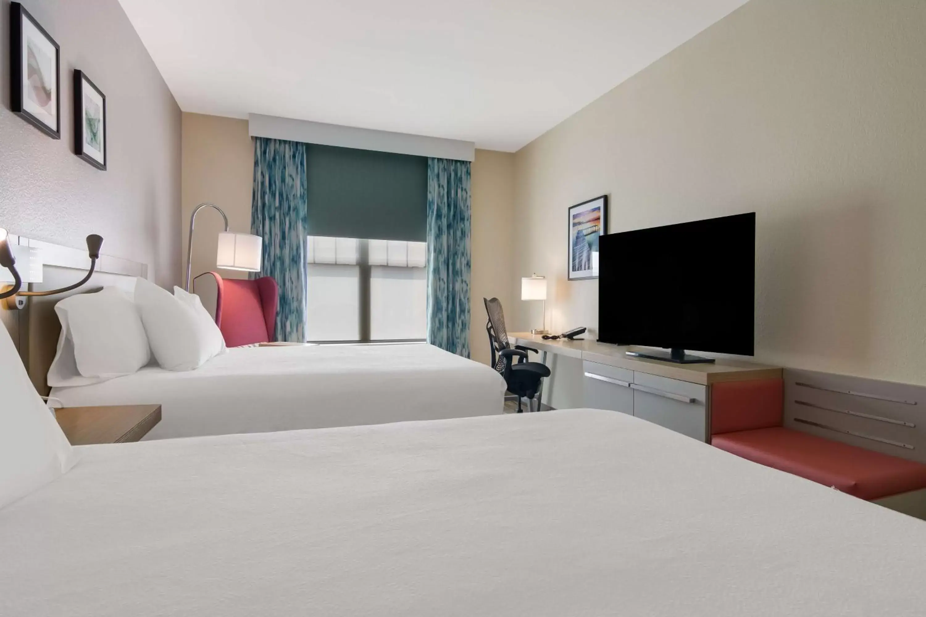 Bed, TV/Entertainment Center in Hilton Garden Inn Madison West/Middleton