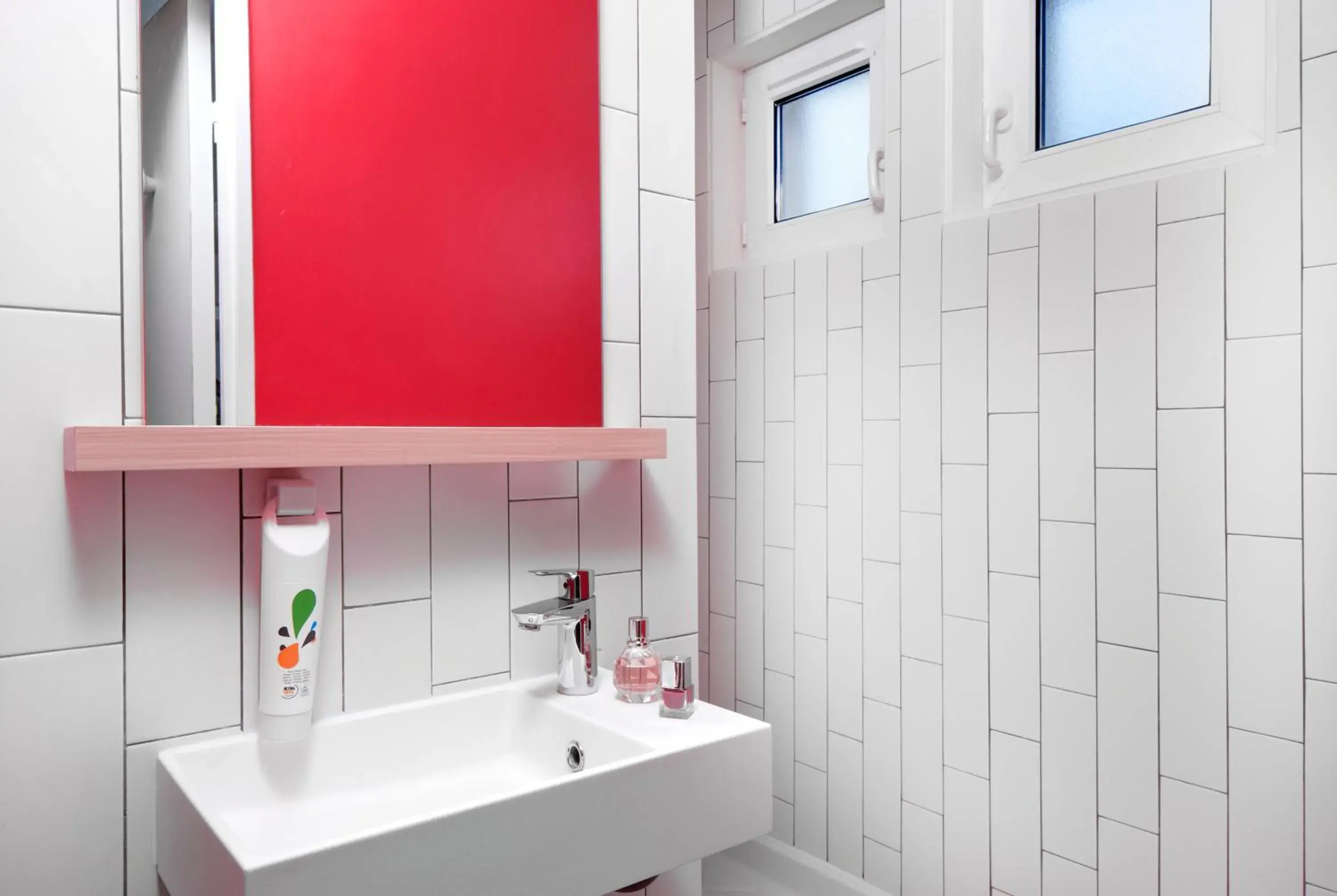 Shower, Bathroom in ibis Styles Vichy Centre