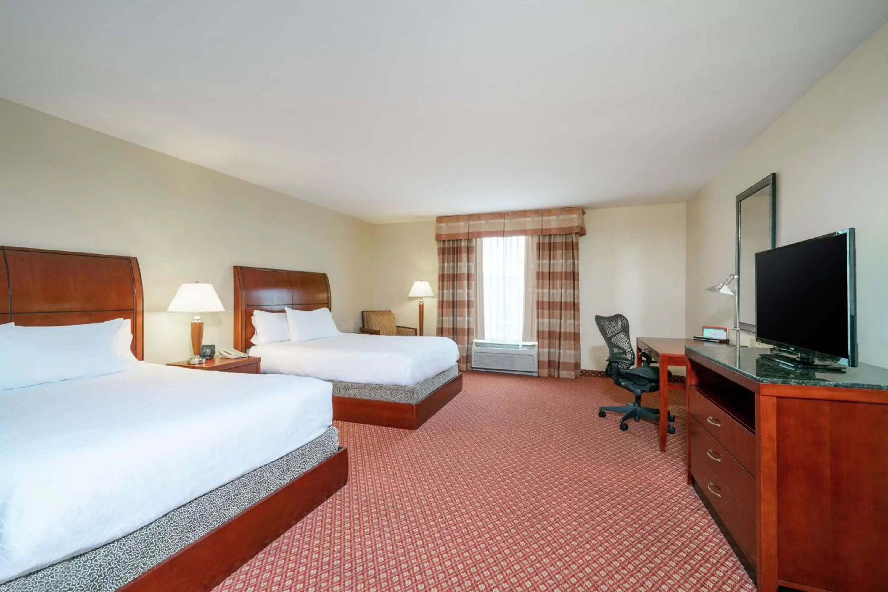 Bedroom, TV/Entertainment Center in Hilton Garden Inn Morgantown