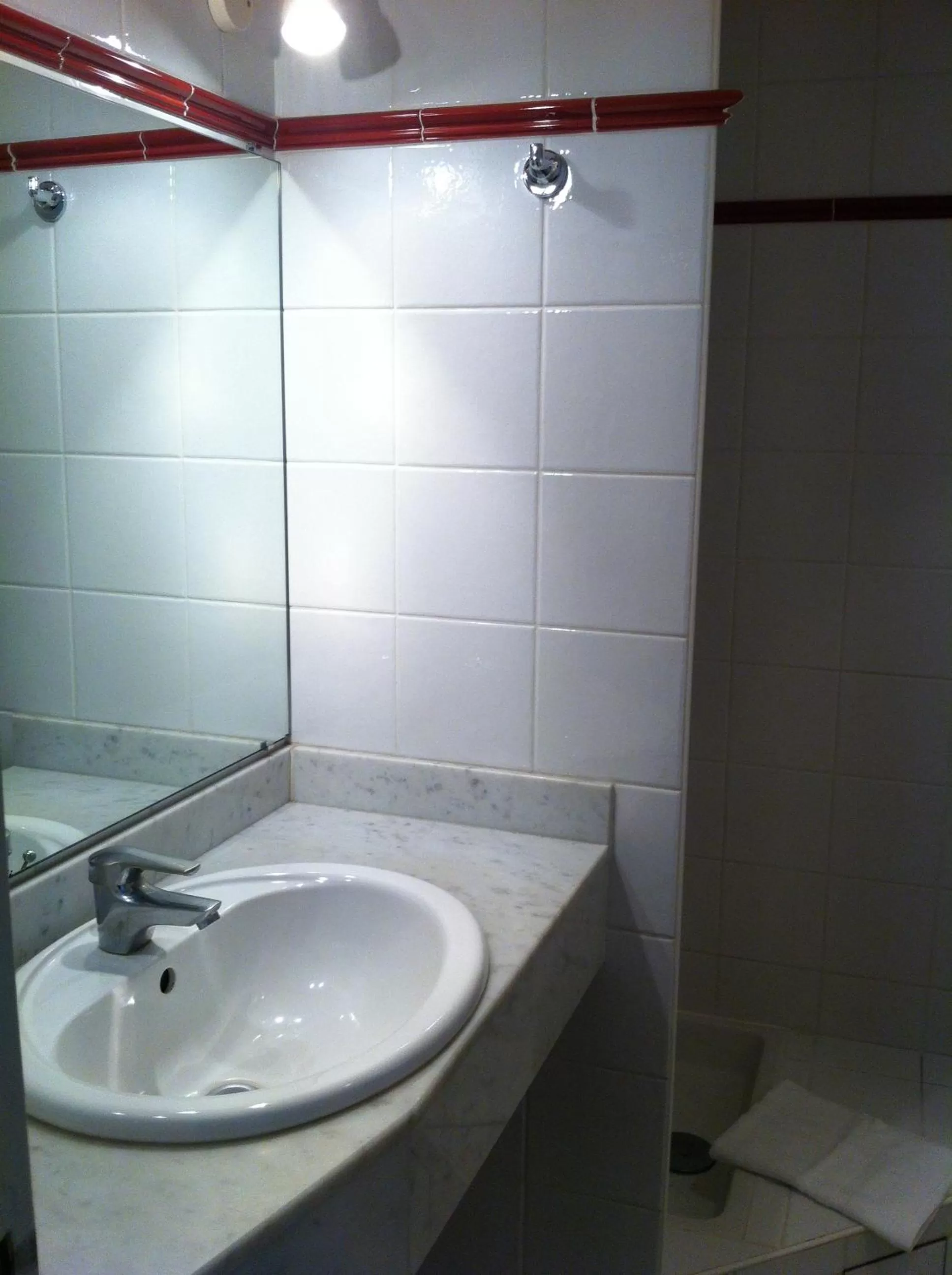 Bathroom in Hôtel du Cygne Paris