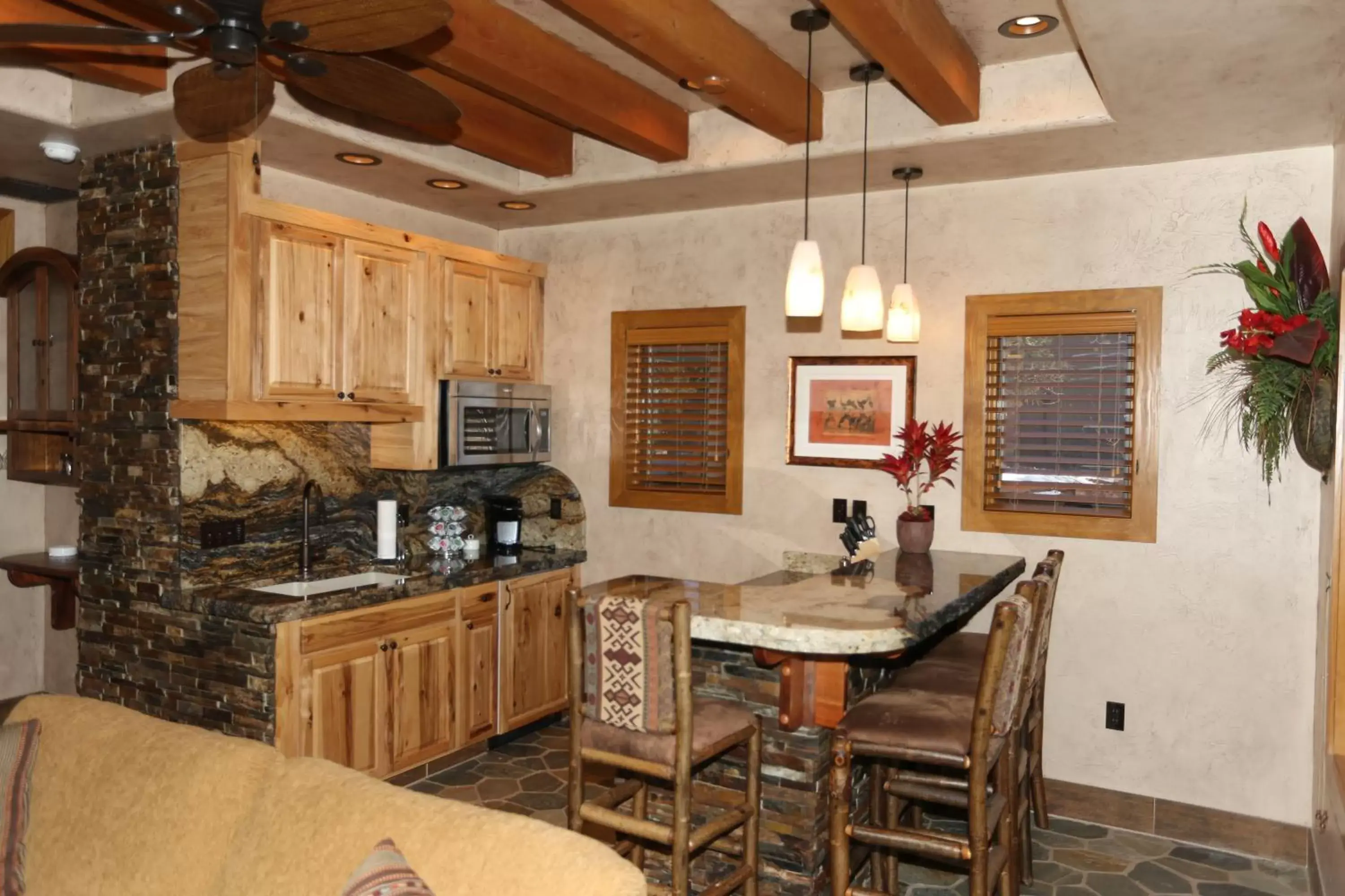 Kitchen or kitchenette, Dining Area in Cougar Ridge