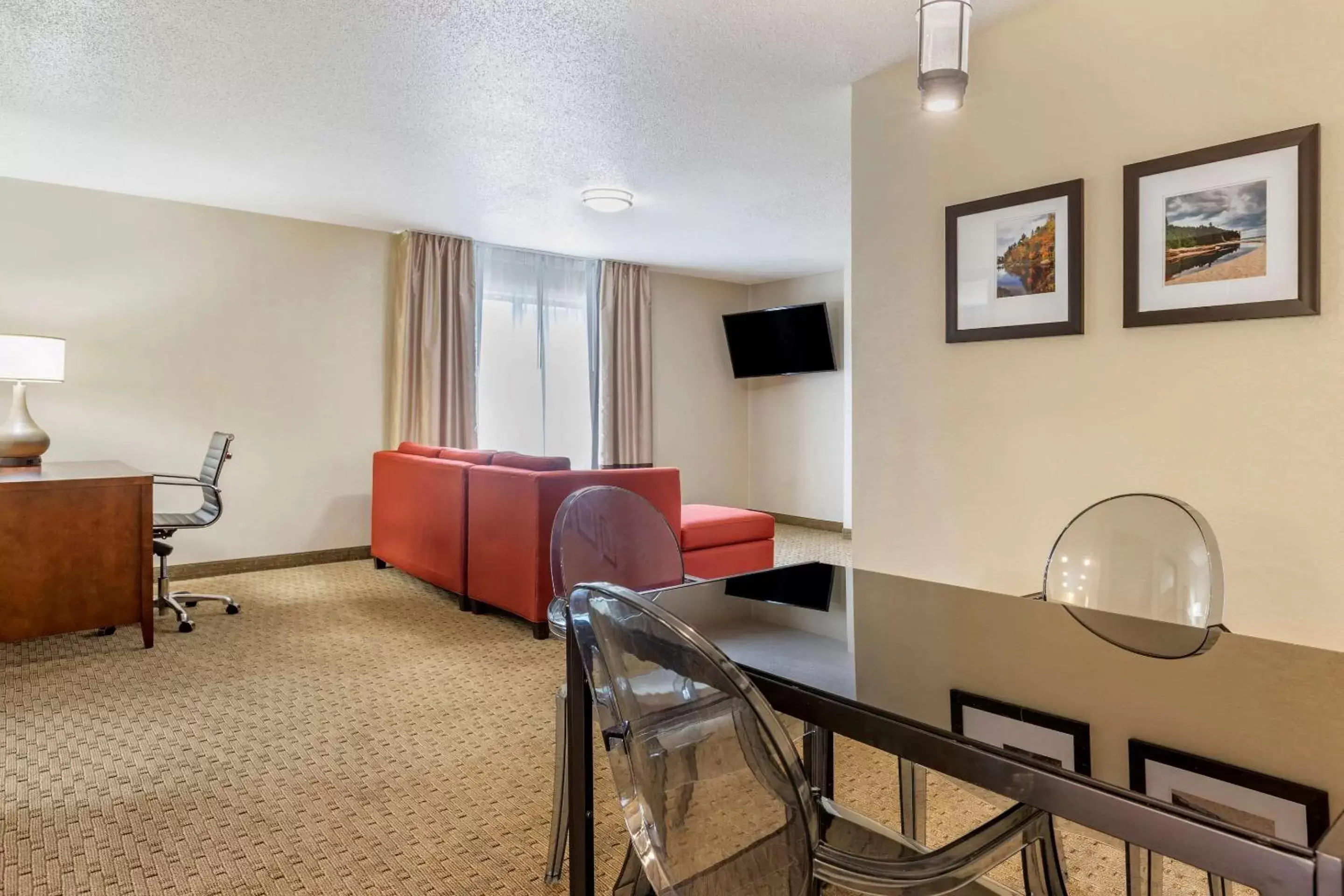 Photo of the whole room, Seating Area in Comfort Suites Grand Rapids North