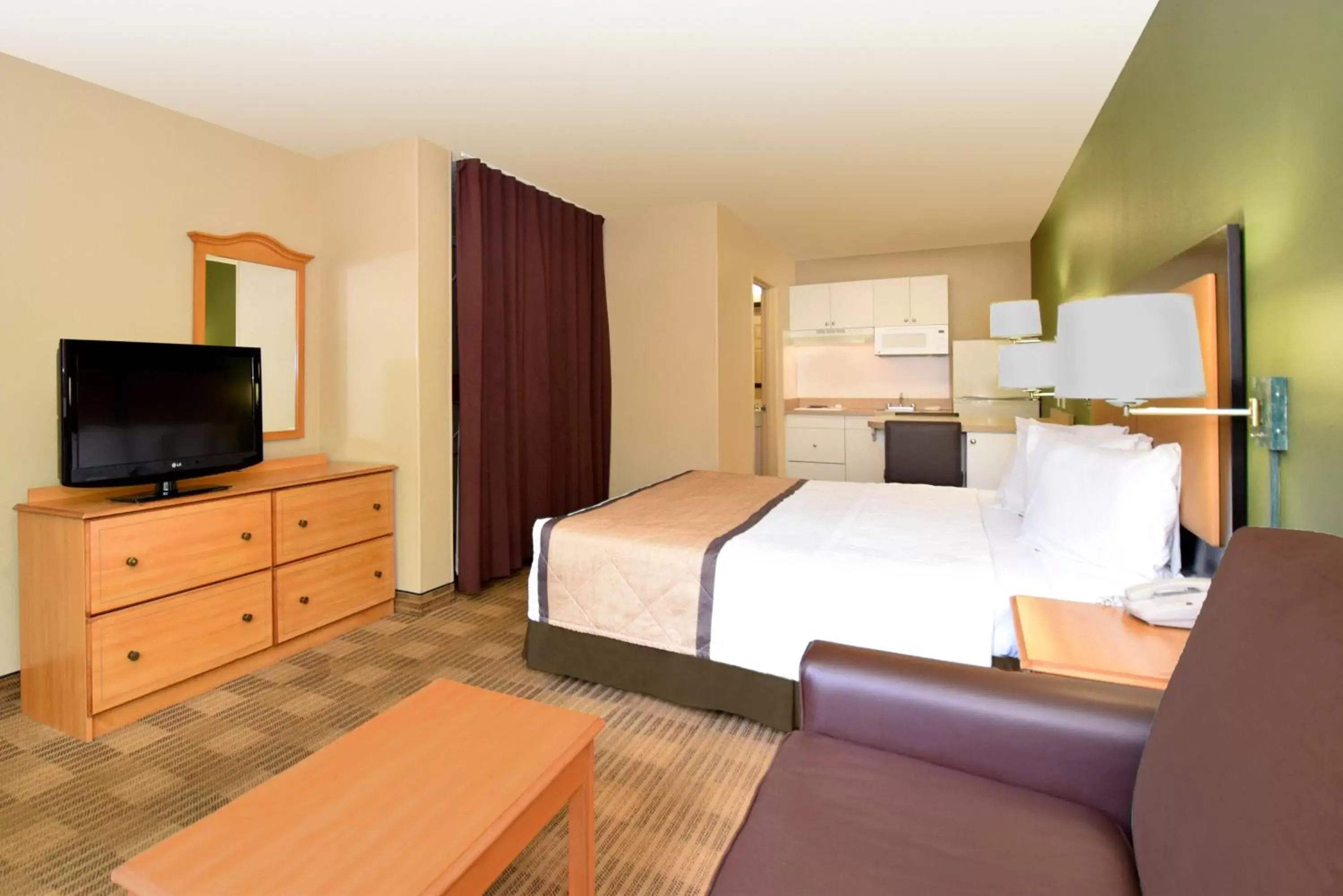 Bed, TV/Entertainment Center in Extended Stay America Suites - Washington, DC - Fairfax - Fair Oaks