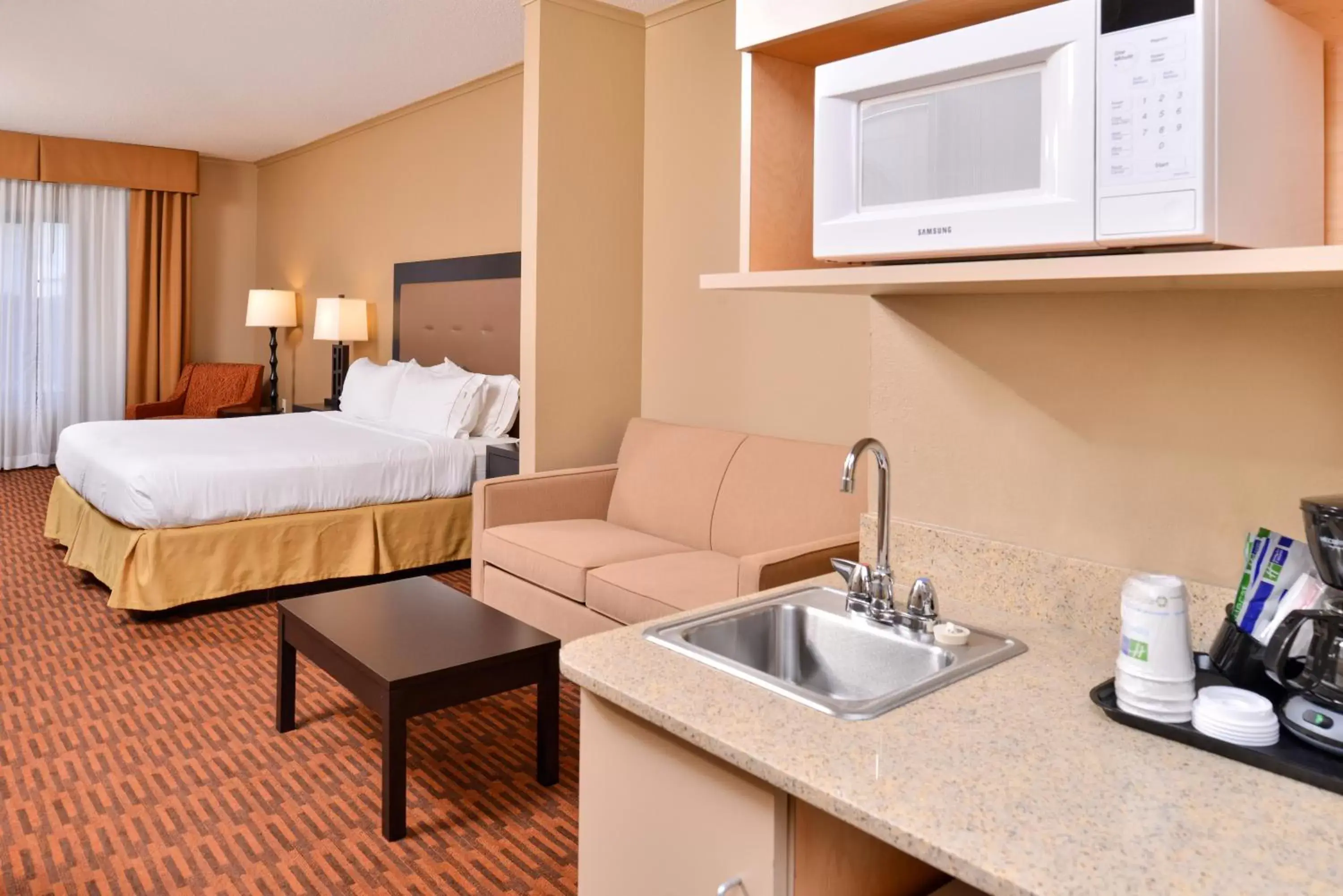 Photo of the whole room, Kitchen/Kitchenette in Holiday Inn Express Breezewood, an IHG Hotel