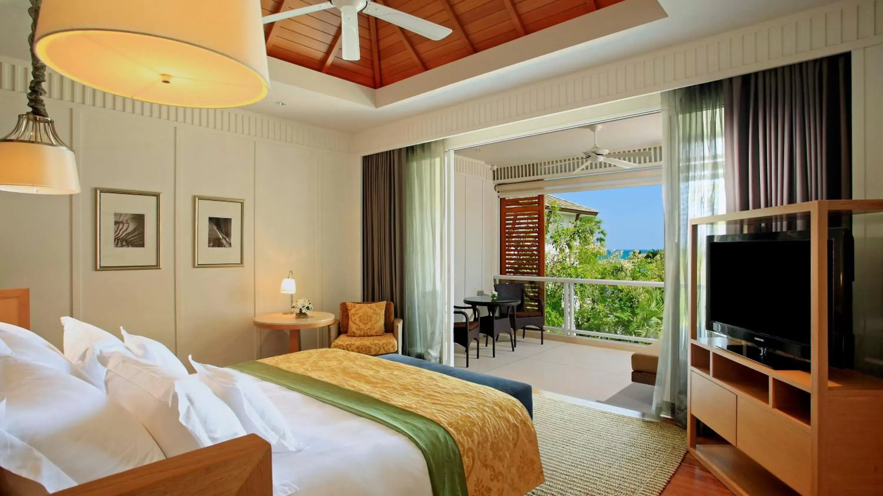 Bed, TV/Entertainment Center in InterContinental Hua Hin Resort, an IHG Hotel