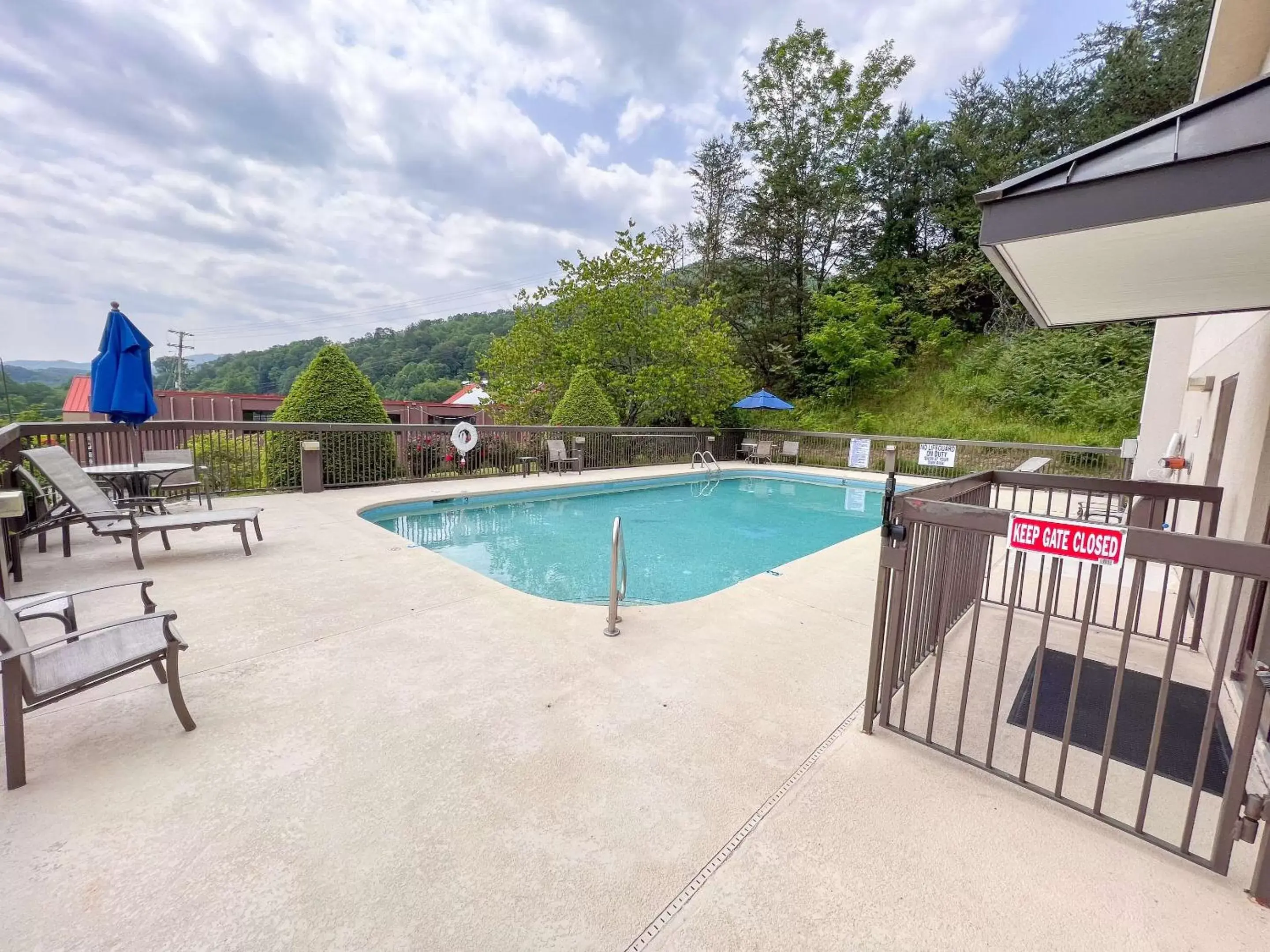 Swimming Pool in Cherokee Inn