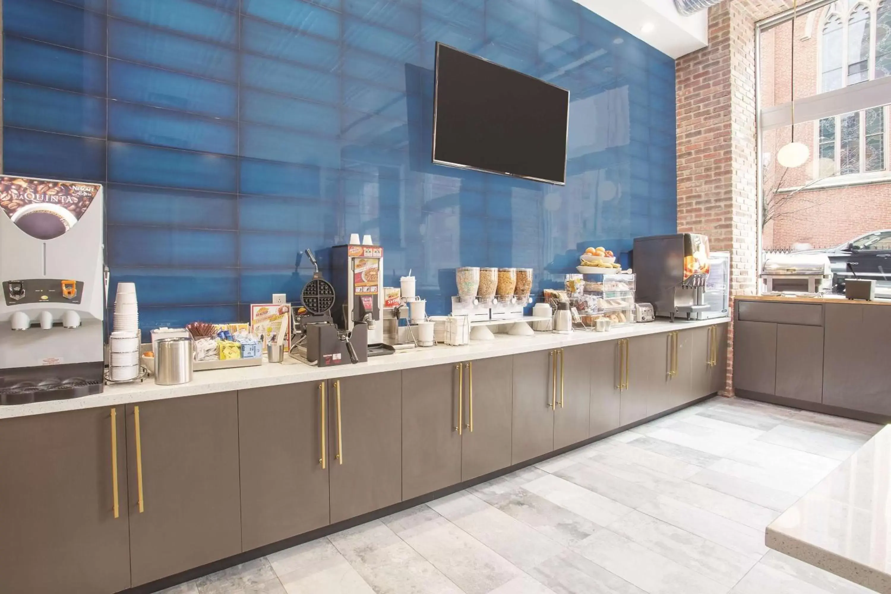 Restaurant/places to eat in La Quinta by Wyndham Inner Harbor Downtown Restaurant/places to eat in La Quinta by Wyndham Inner Harbor Downtown